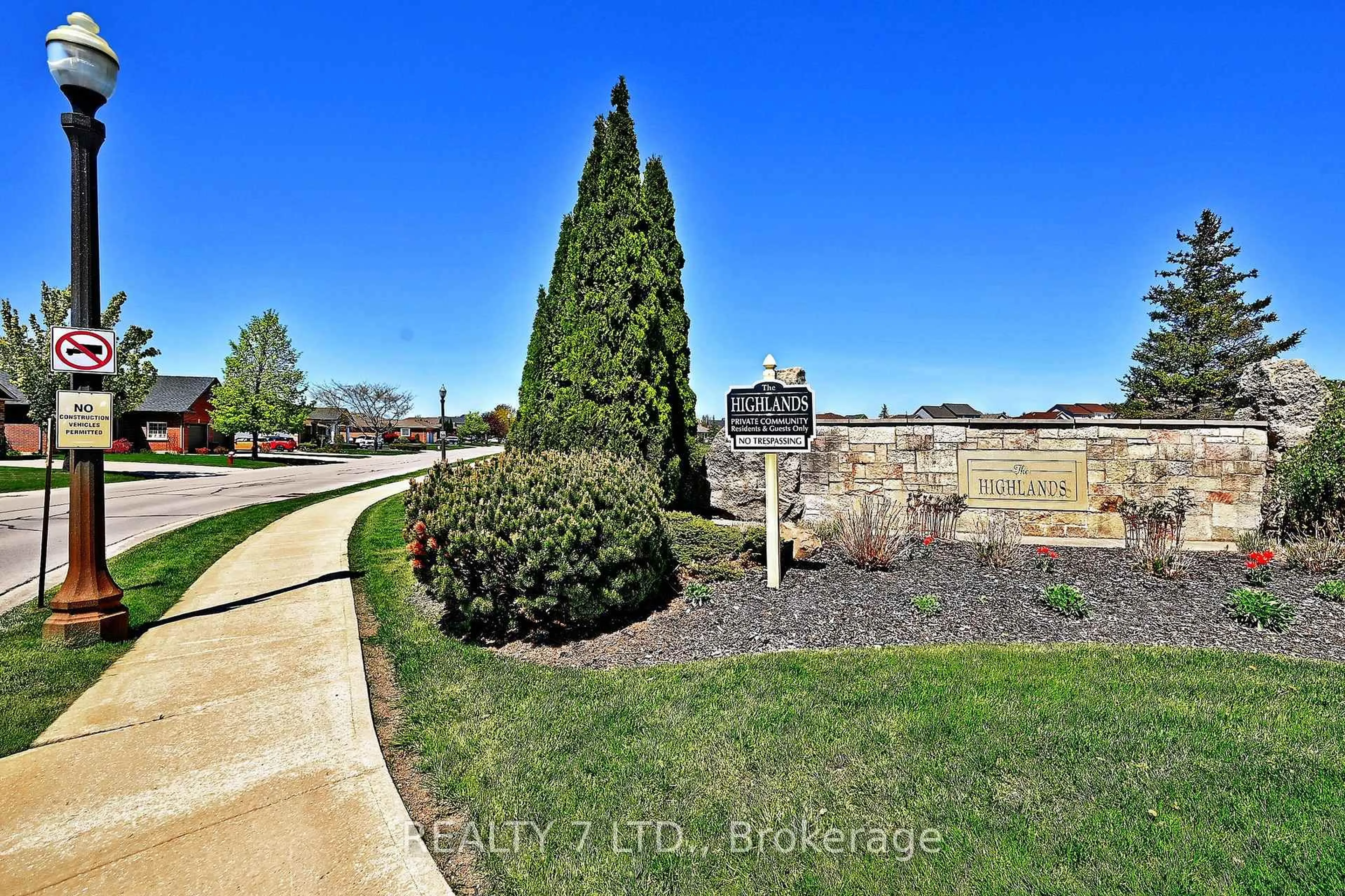 A pic from outside/outdoor area/front of a property/back of a property/a pic from drone, water/lake/river/ocean view for 544 Old Course Tr, Welland Ontario L3B 0L8