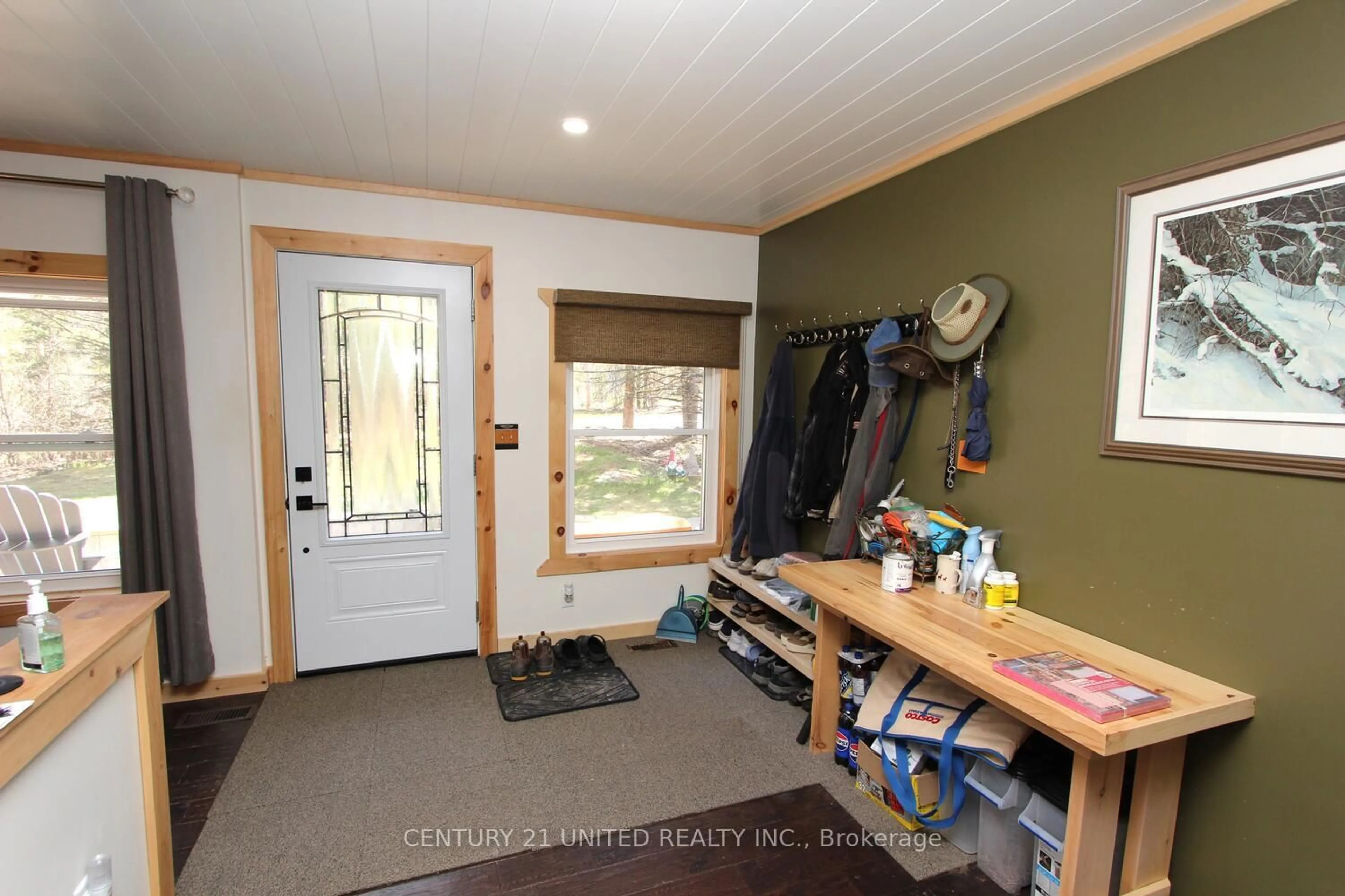 Indoor entryway for 1001 English Circ, Highlands East Ontario K0M 1R0