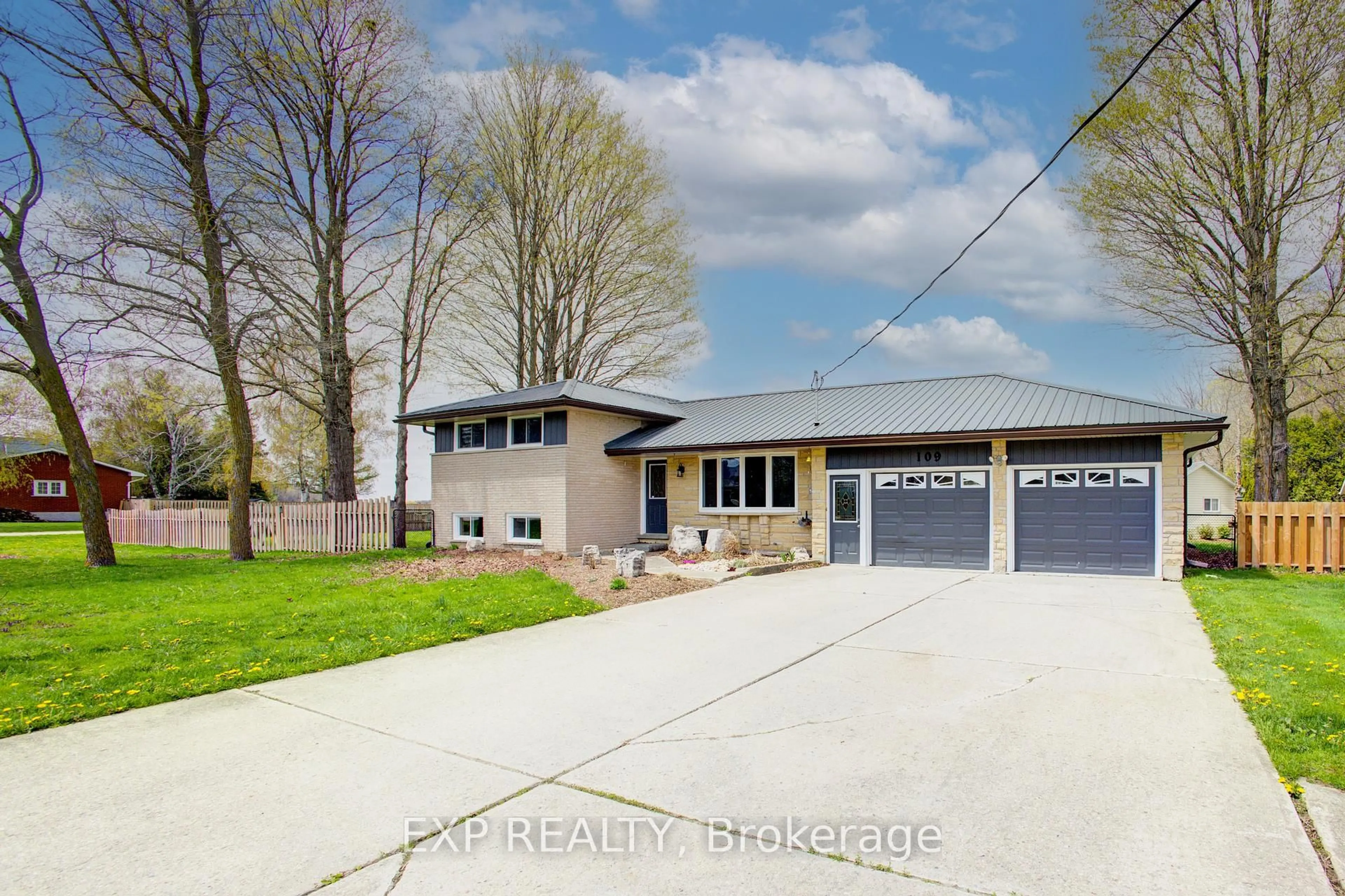 A pic from outside/outdoor area/front of a property/back of a property/a pic from drone, street for 109 Mcgivern St, Mapleton Ontario N0G 2K0