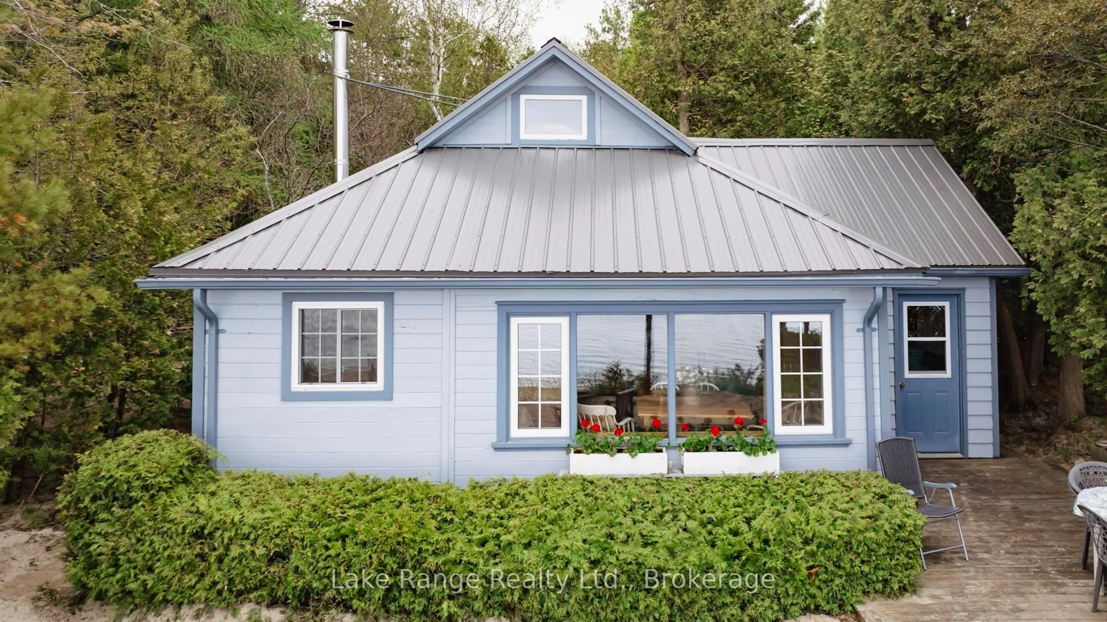 Home with vinyl exterior material, building for 133 Bruce Beach Rd, Huron-Kinloss Ontario N2Z 2X3