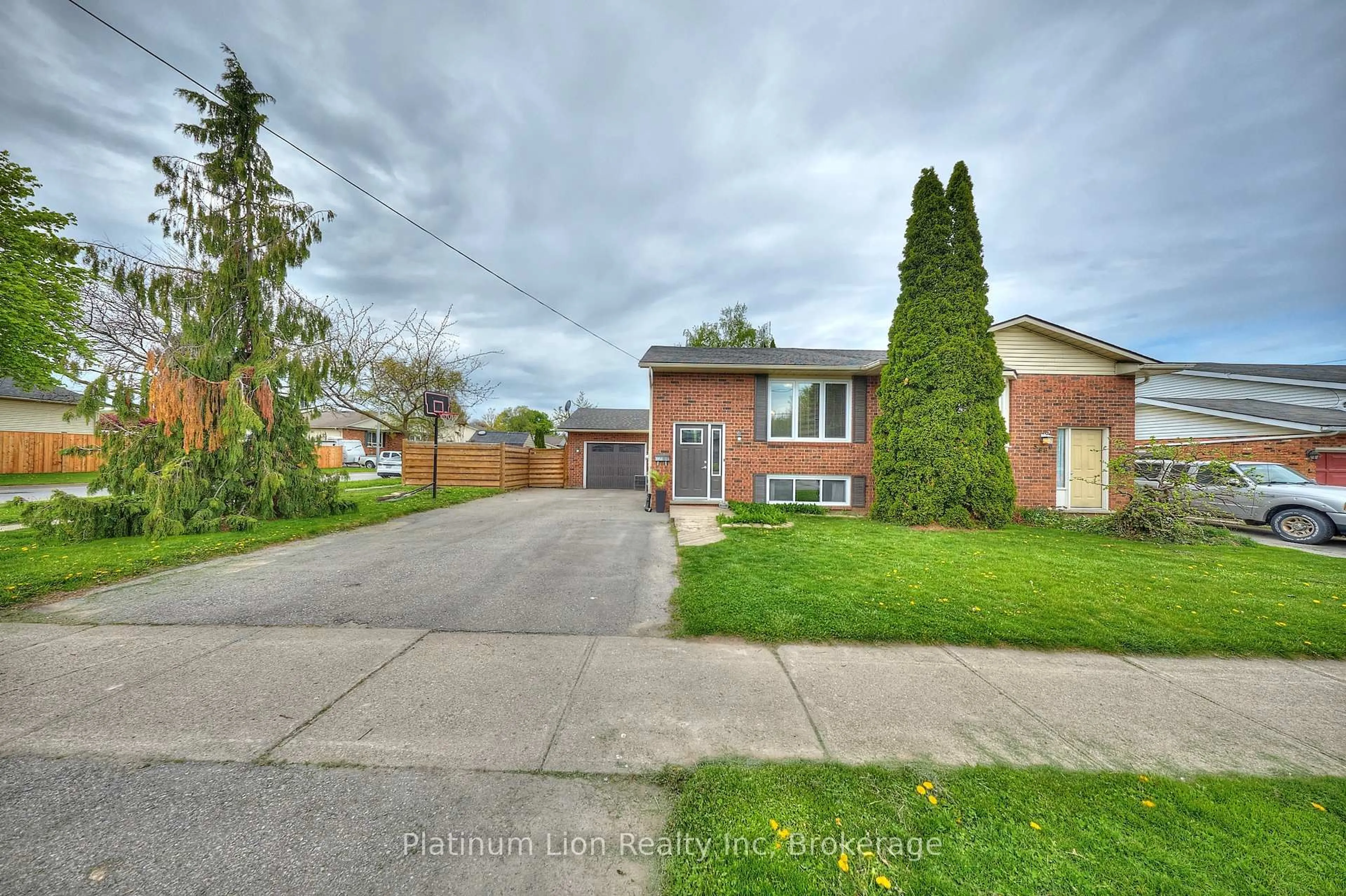 Home with brick exterior material, street for 3958 23rd St, Lincoln Ontario L0R 2C0