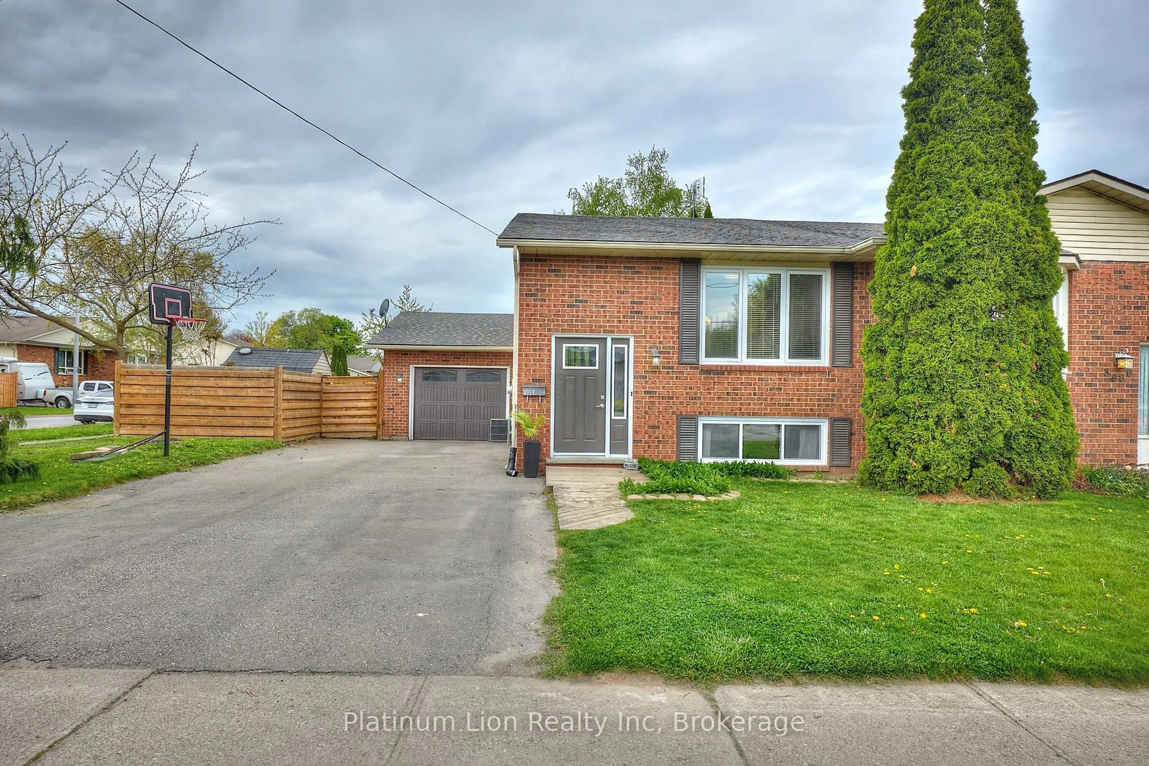 Home with brick exterior material, street for 3958 23rd St, Lincoln Ontario L0R 2C0