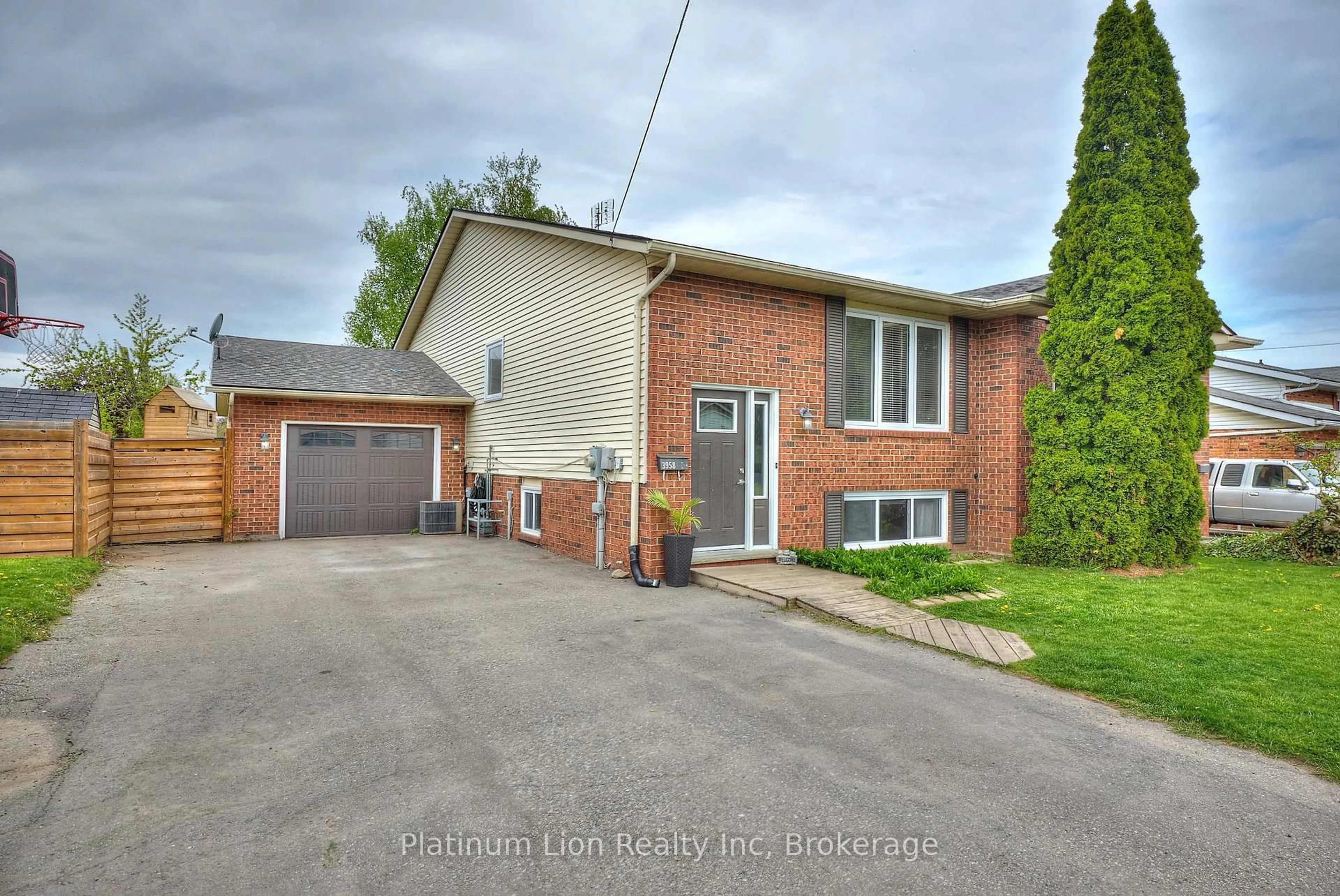Home with brick exterior material, street for 3958 23rd St, Lincoln Ontario L0R 2C0