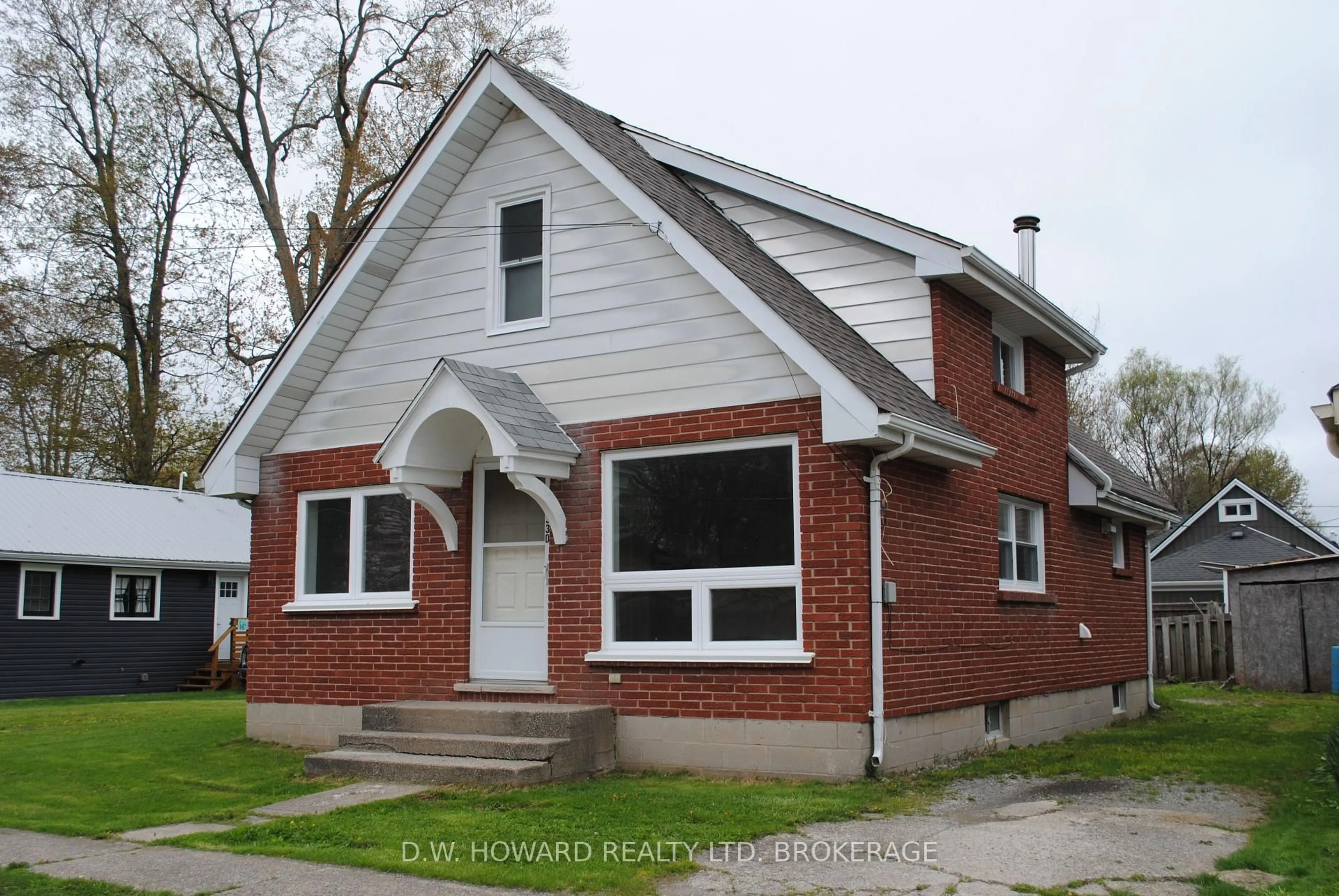 Home with brick exterior material, street for 330 Elmwood Ave, Fort Erie Ontario L0S 1B0
