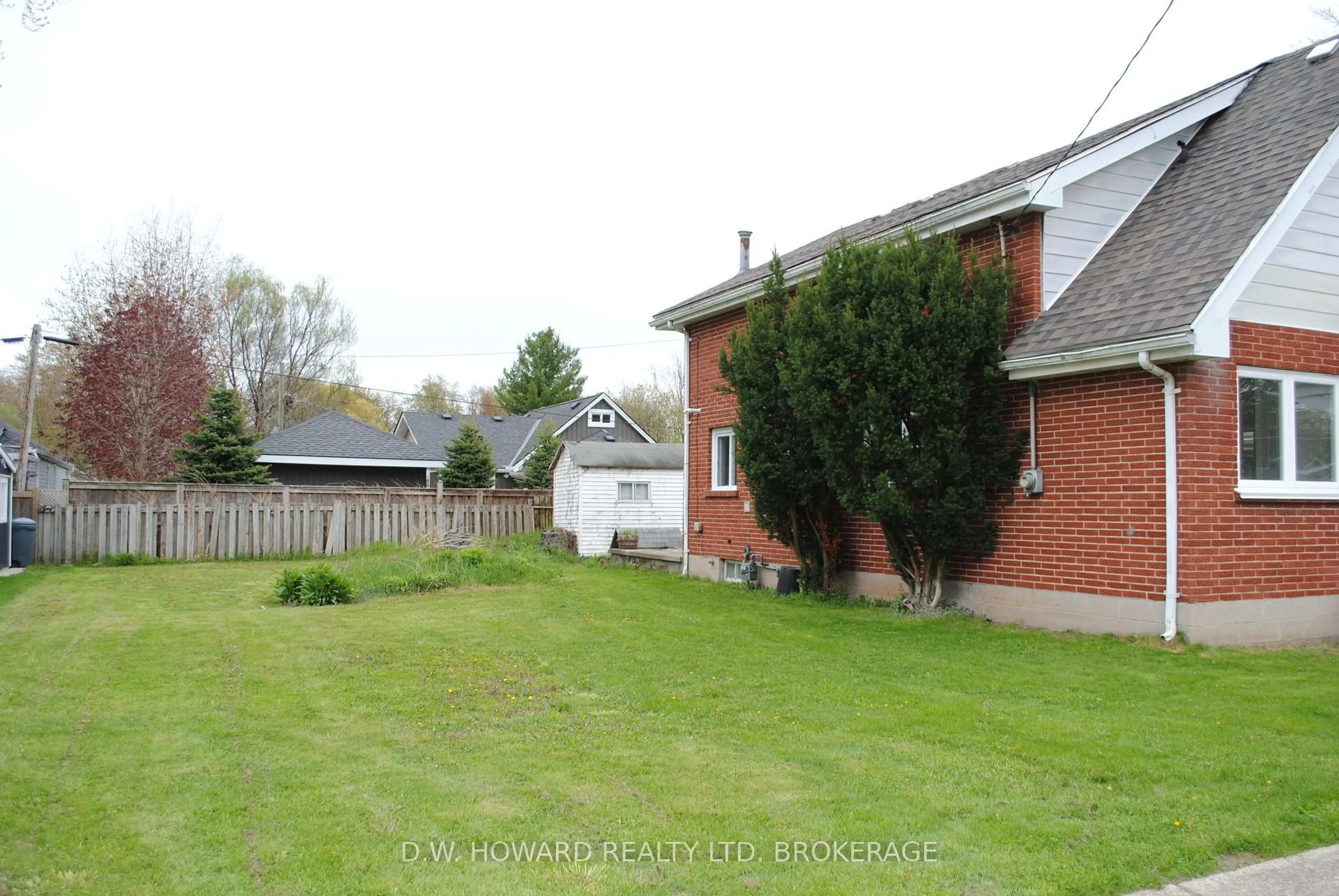 A pic from outside/outdoor area/front of a property/back of a property/a pic from drone, street for 330 Elmwood Ave, Fort Erie Ontario L0S 1B0