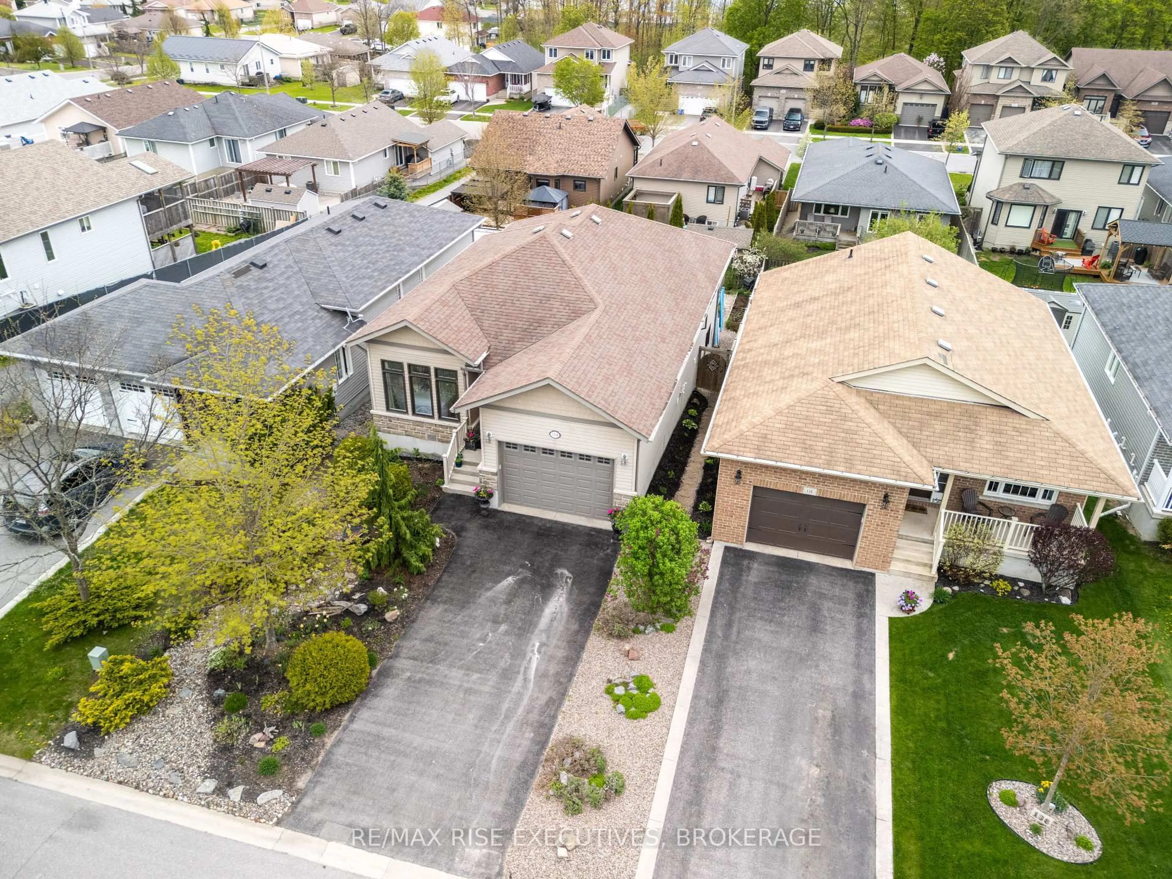 A pic from outside/outdoor area/front of a property/back of a property/a pic from drone, street for 134 Islandview Dr, Amherstview Ontario K7N 0A5