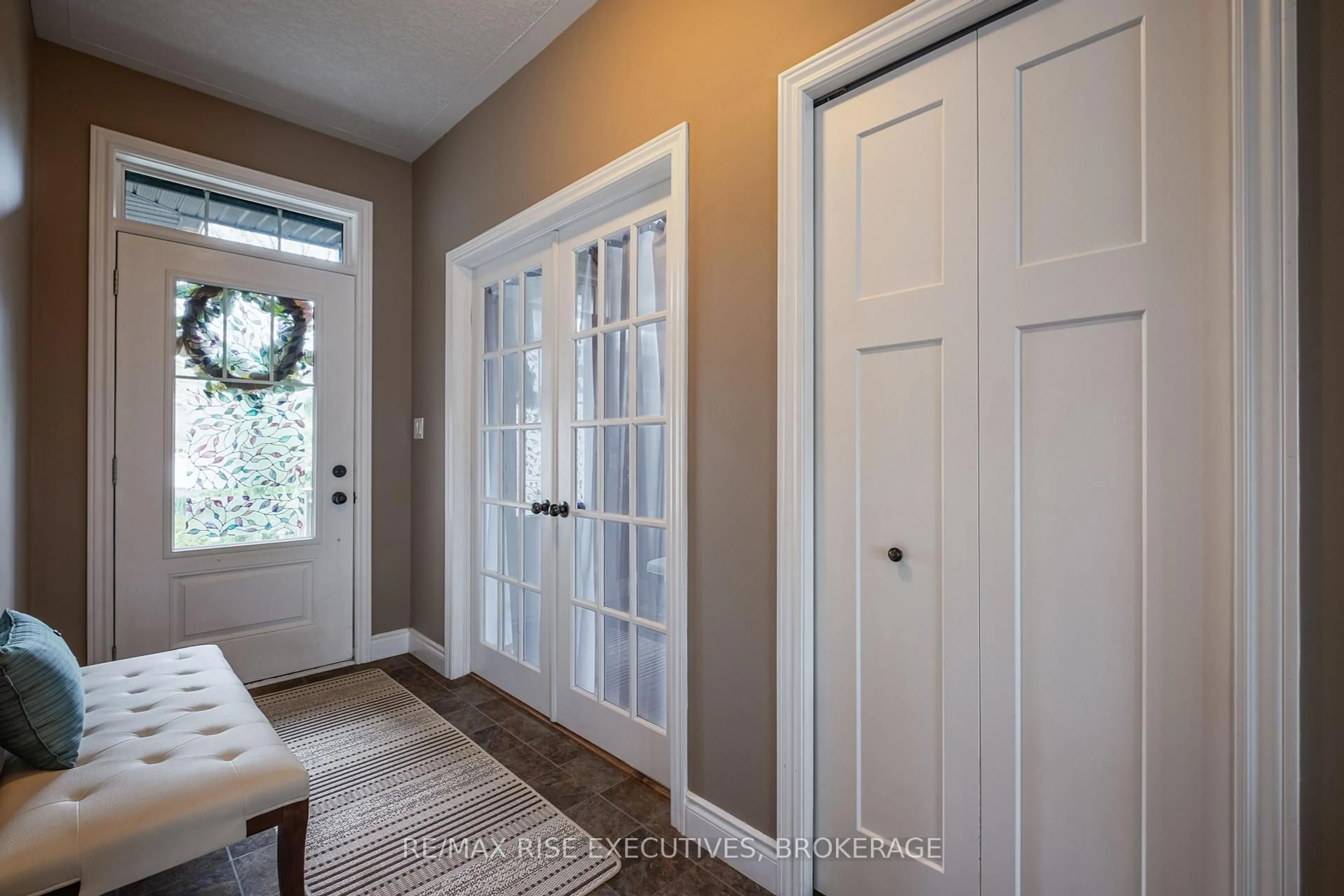 Indoor entryway for 134 Islandview Dr, Amherstview Ontario K7N 0A5