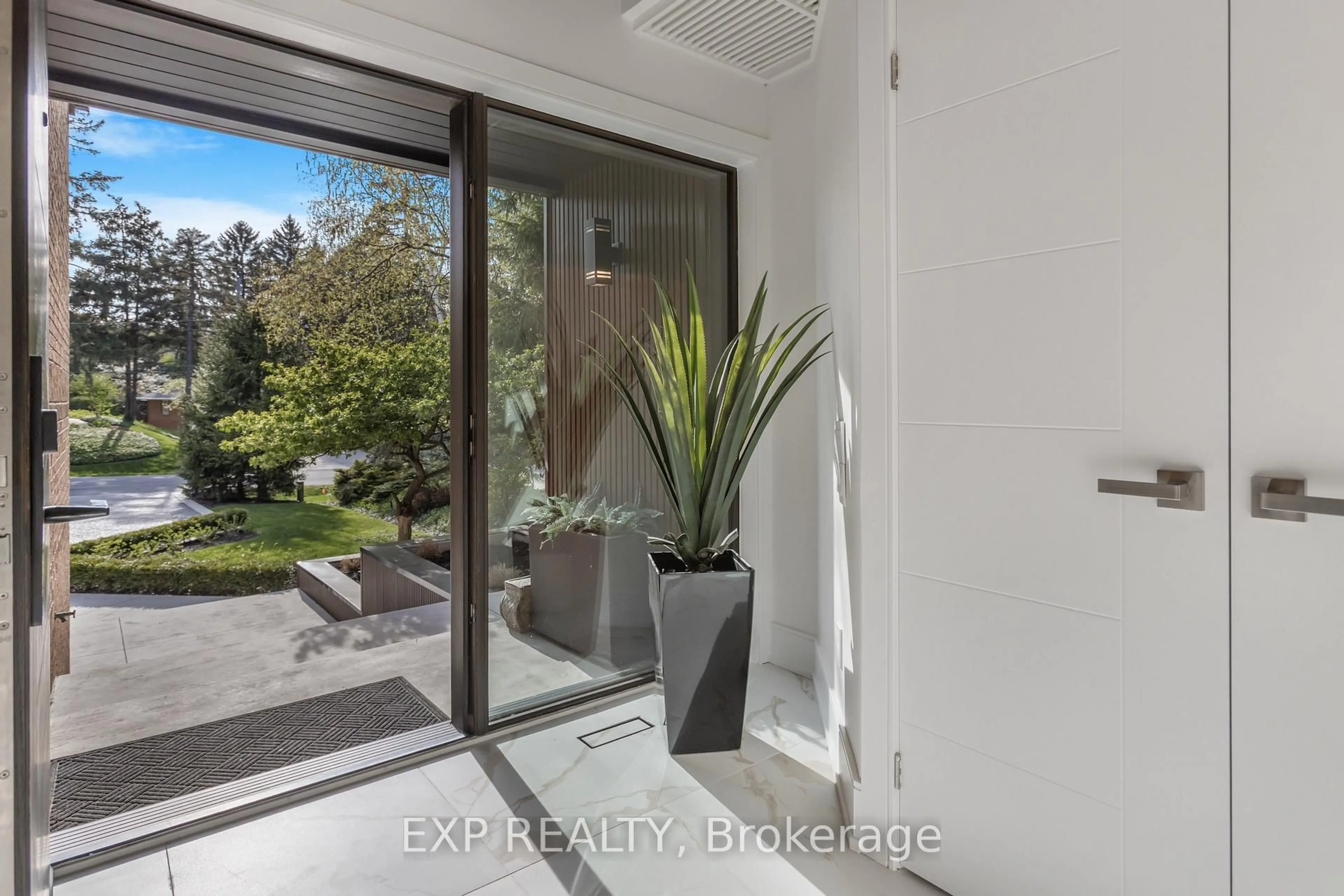 Indoor entryway for 75 Reding Rd, Hamilton Ontario L9G 1M9