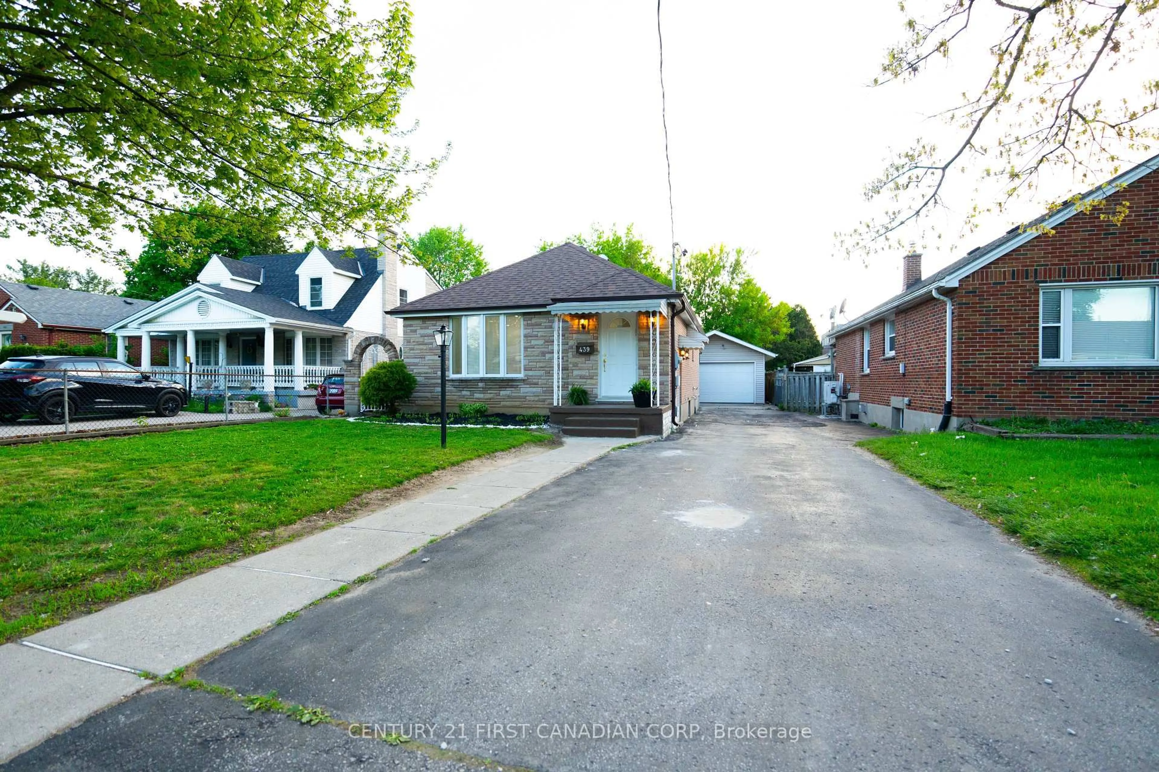 A pic from outside/outdoor area/front of a property/back of a property/a pic from drone, street for 439 Hale St, London East Ontario N5W 1G5