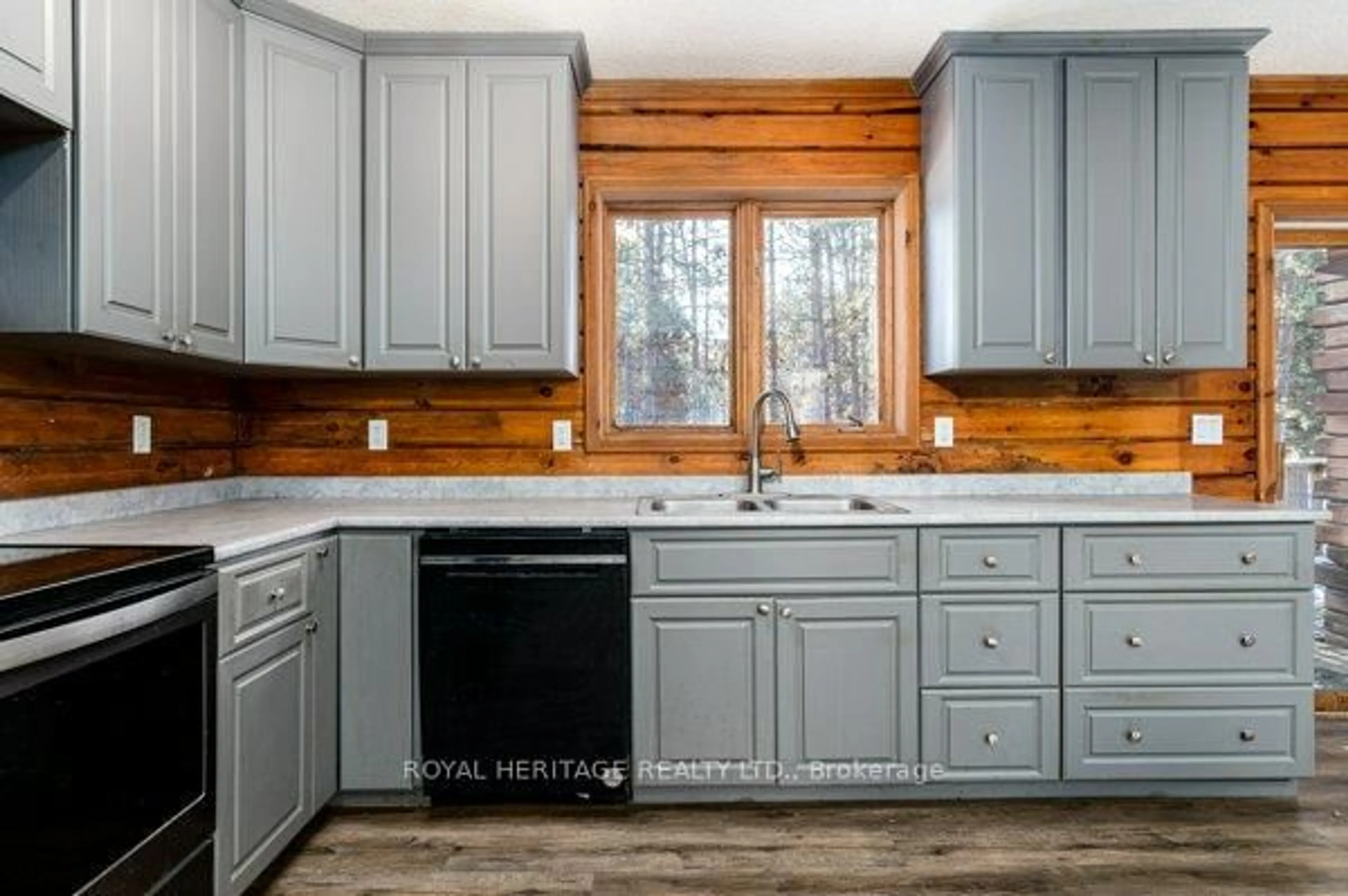 Rustic kitchen, wood/laminate floor for 19 Mccrea Crt, Tweed Ontario K0K 3J0