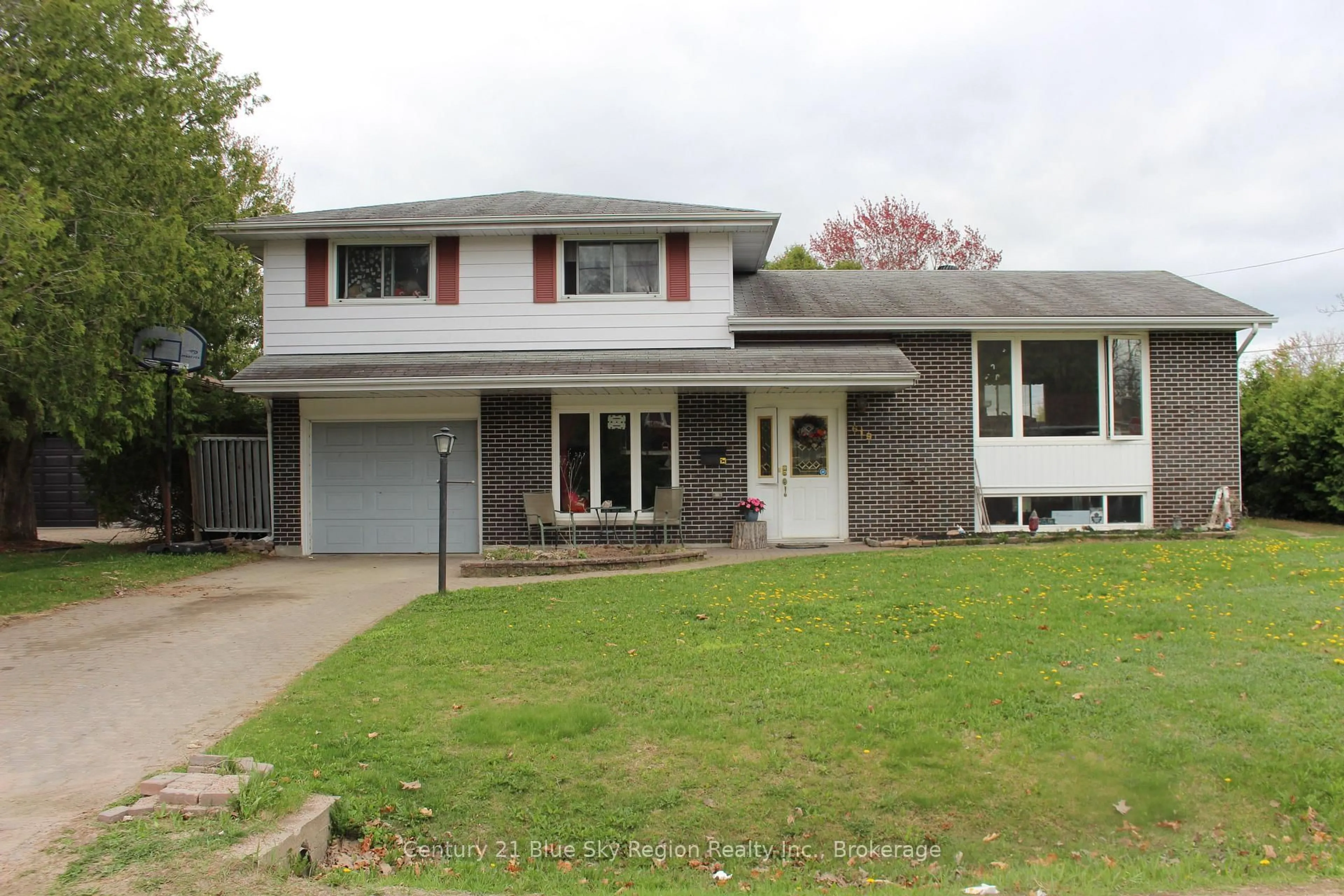 Home with vinyl exterior material, street for 619 Norman Ave, North Bay Ontario P1B 8C2