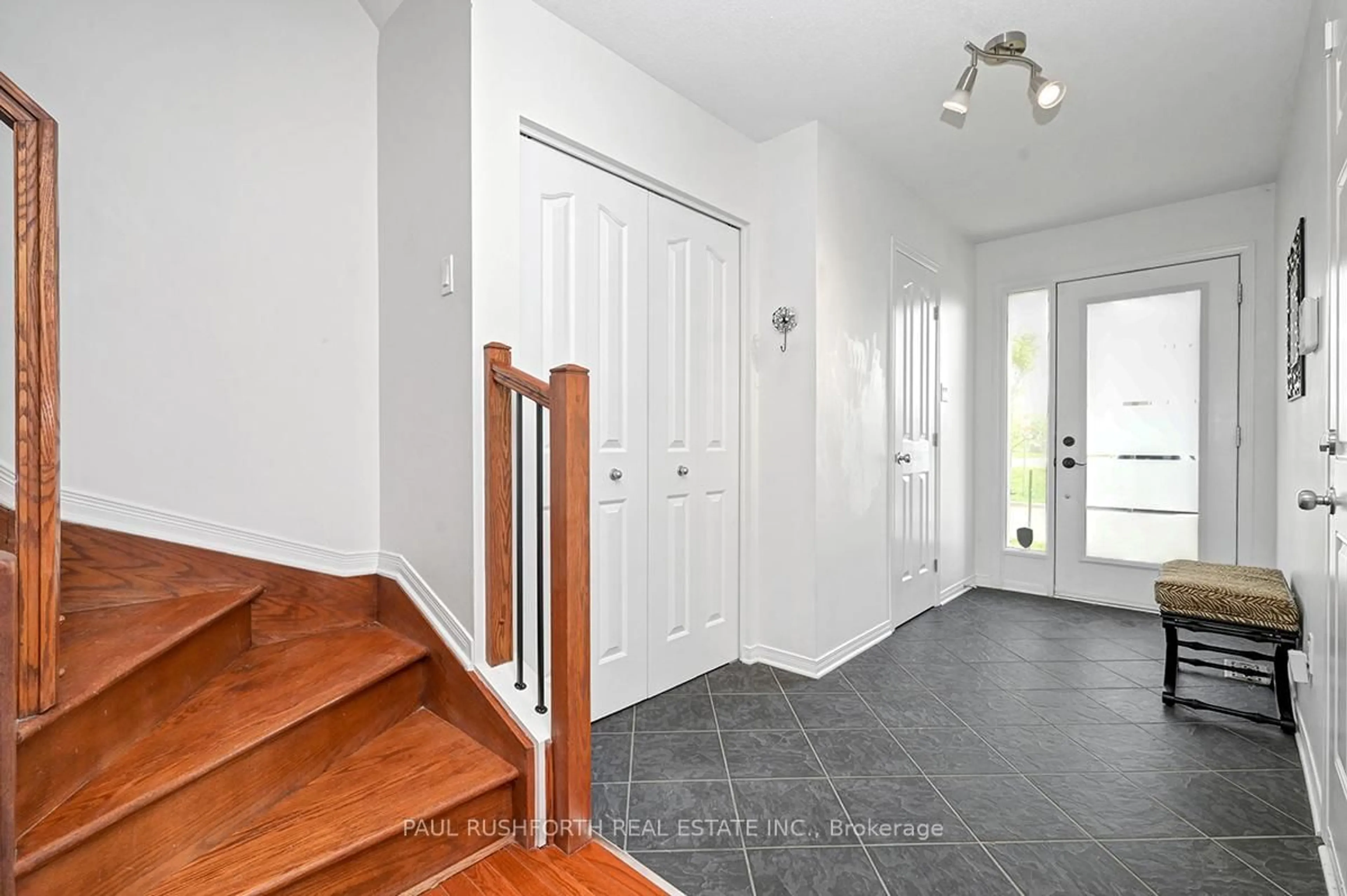 Indoor entryway for 157 Corinth Private, Ottawa Ontario K2E 0A8