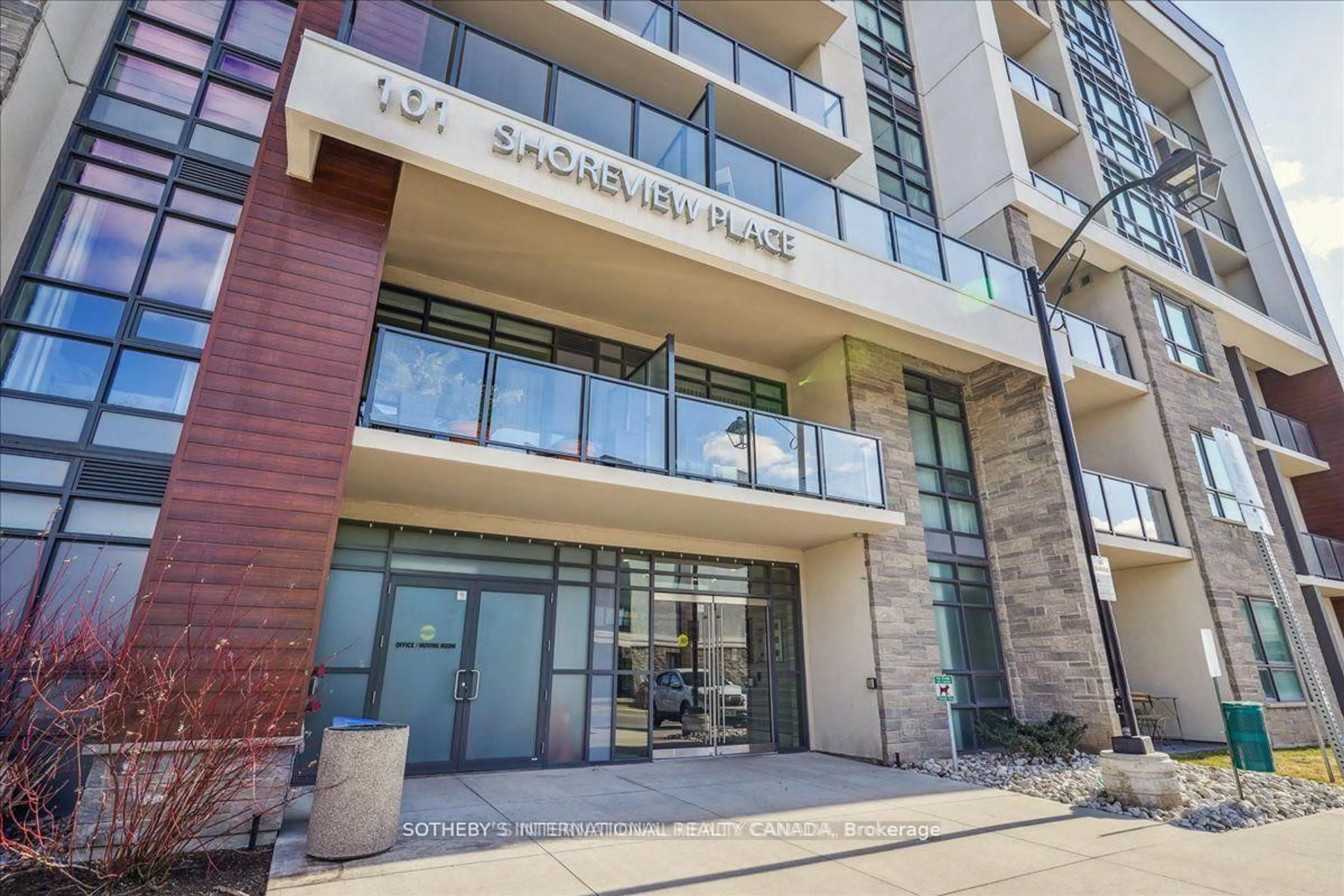 Indoor foyer for 101 Shoreview Pl #633, Hamilton Ontario L8E 0K2