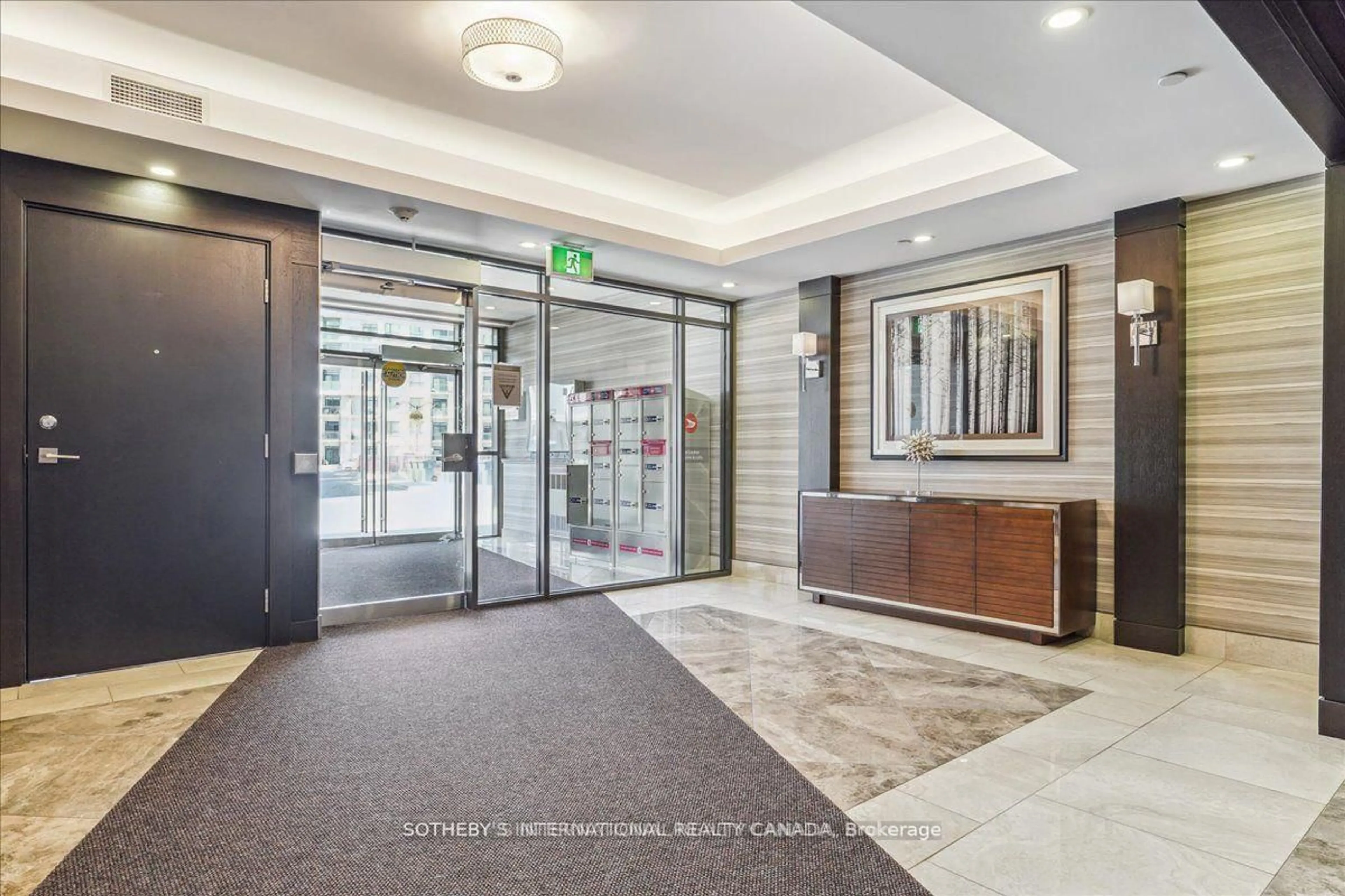 Indoor foyer for 101 Shoreview Pl #633, Hamilton Ontario L8E 0K2