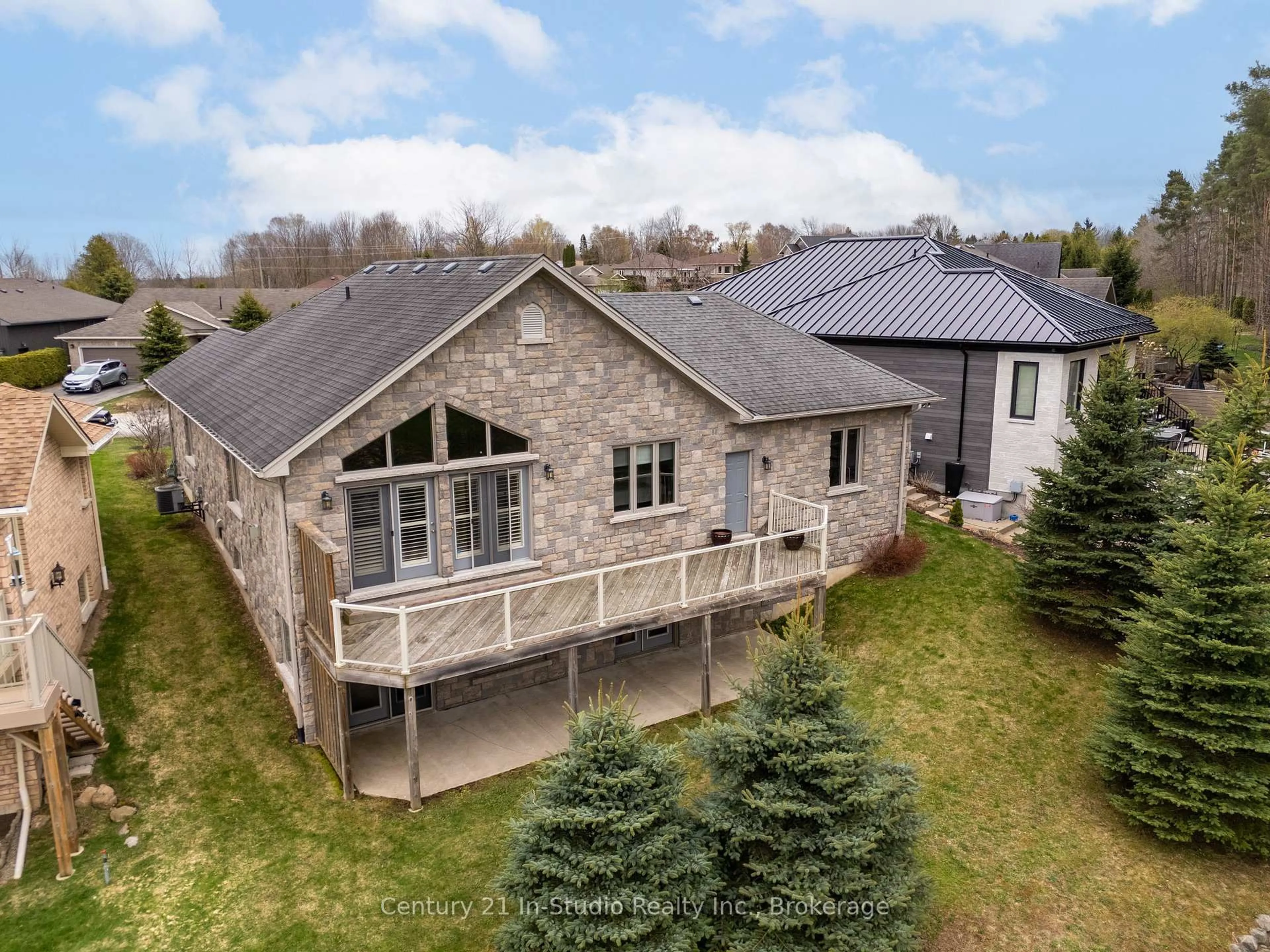 A pic from outside/outdoor area/front of a property/back of a property/a pic from drone, building for 6 Glen Abbey Crt, Meaford Ontario N4L 1Y4