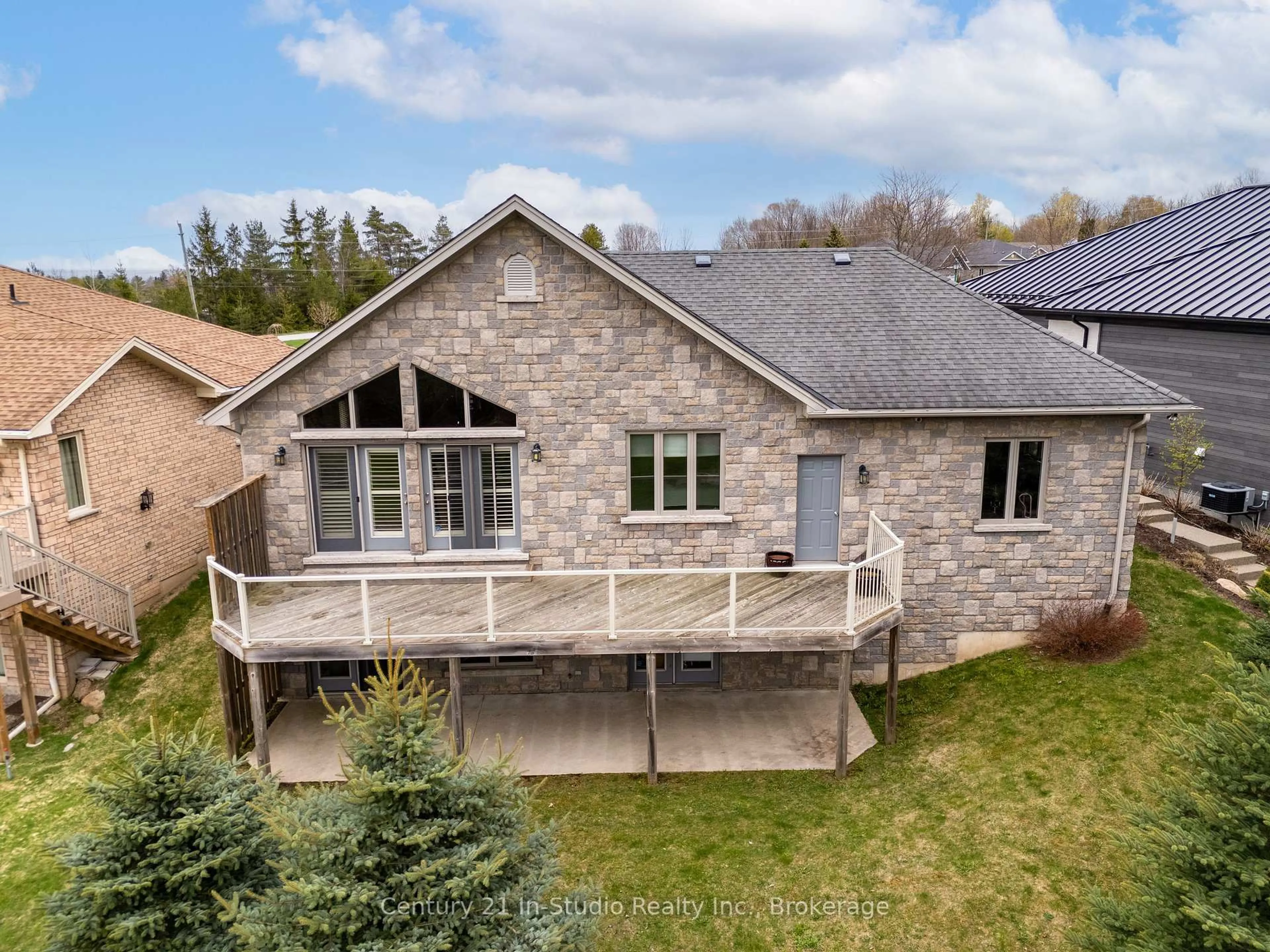 A pic from outside/outdoor area/front of a property/back of a property/a pic from drone, building for 6 Glen Abbey Crt, Meaford Ontario N4L 1Y4