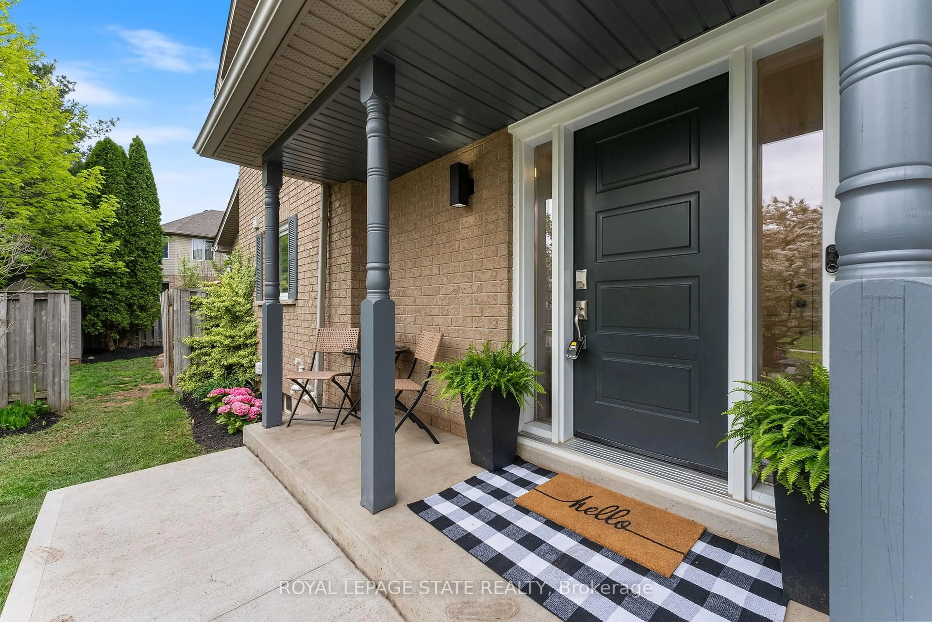 Indoor entryway for 35 Morwick Dr, Hamilton Ontario L9G 4Y4
