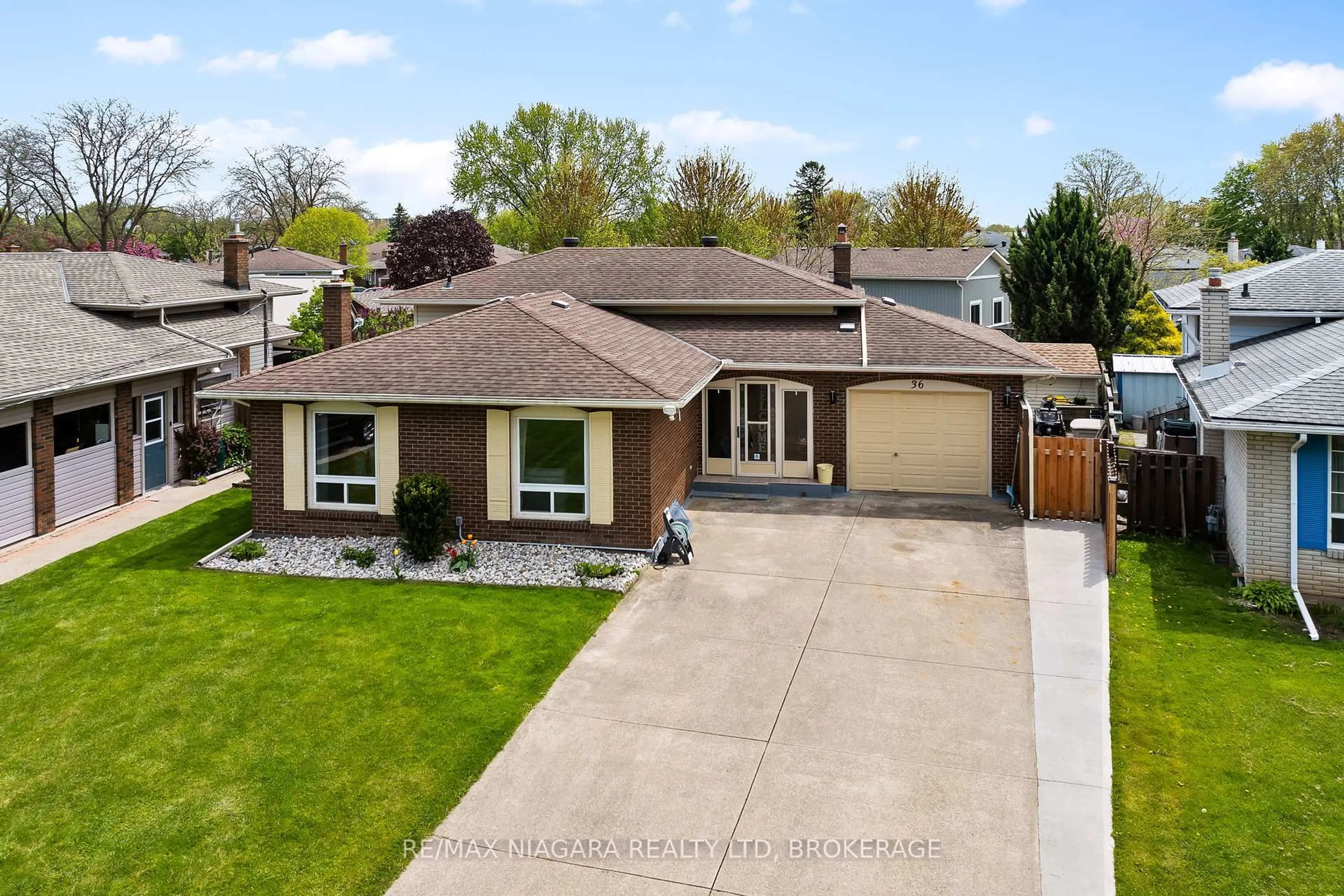 A pic from outside/outdoor area/front of a property/back of a property/a pic from drone, street for 36 BENDINGROAD Cres, St. Catharines Ontario L2N 5R5