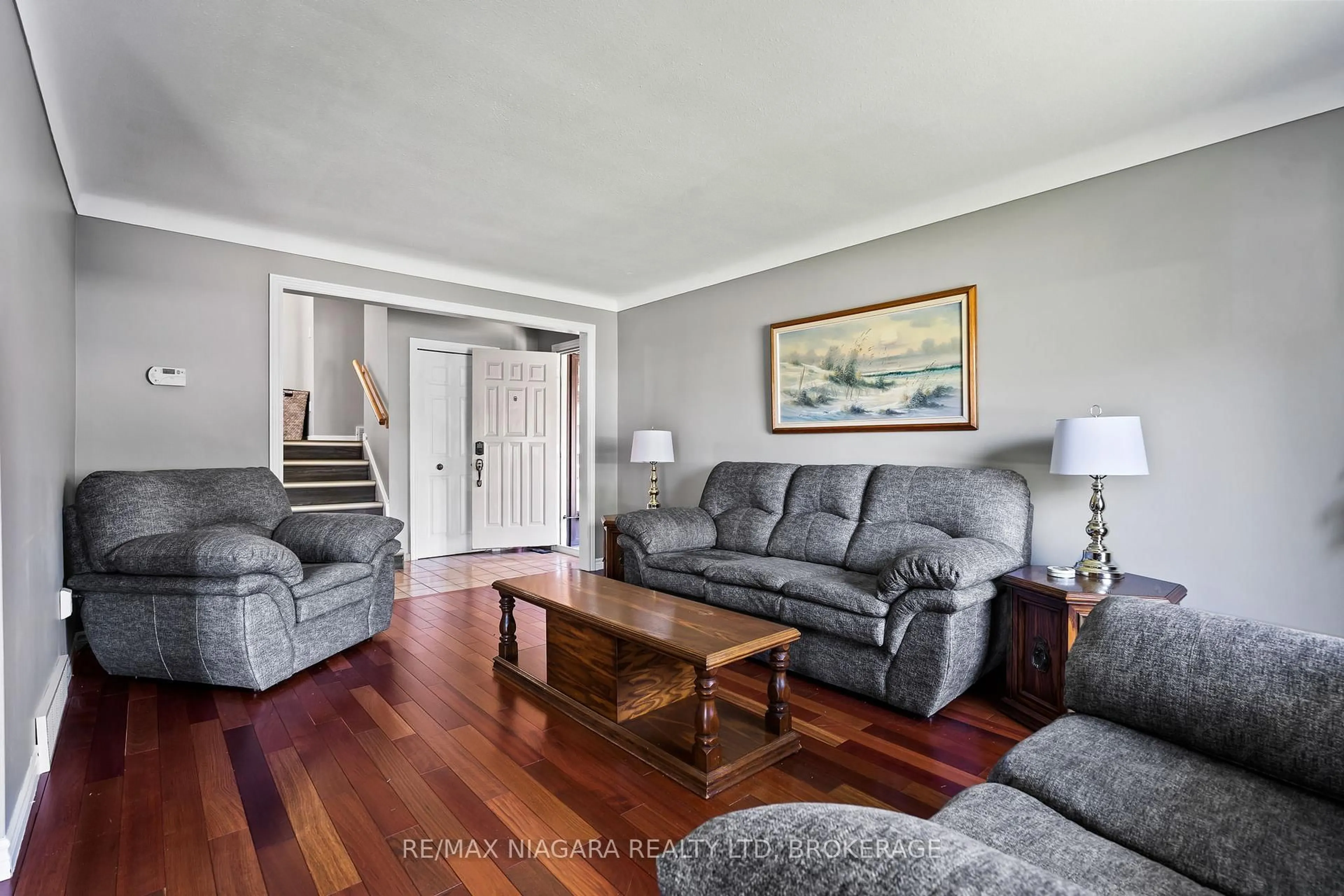 Living room with furniture, unknown for 36 BENDINGROAD Cres, St. Catharines Ontario L2N 5R5