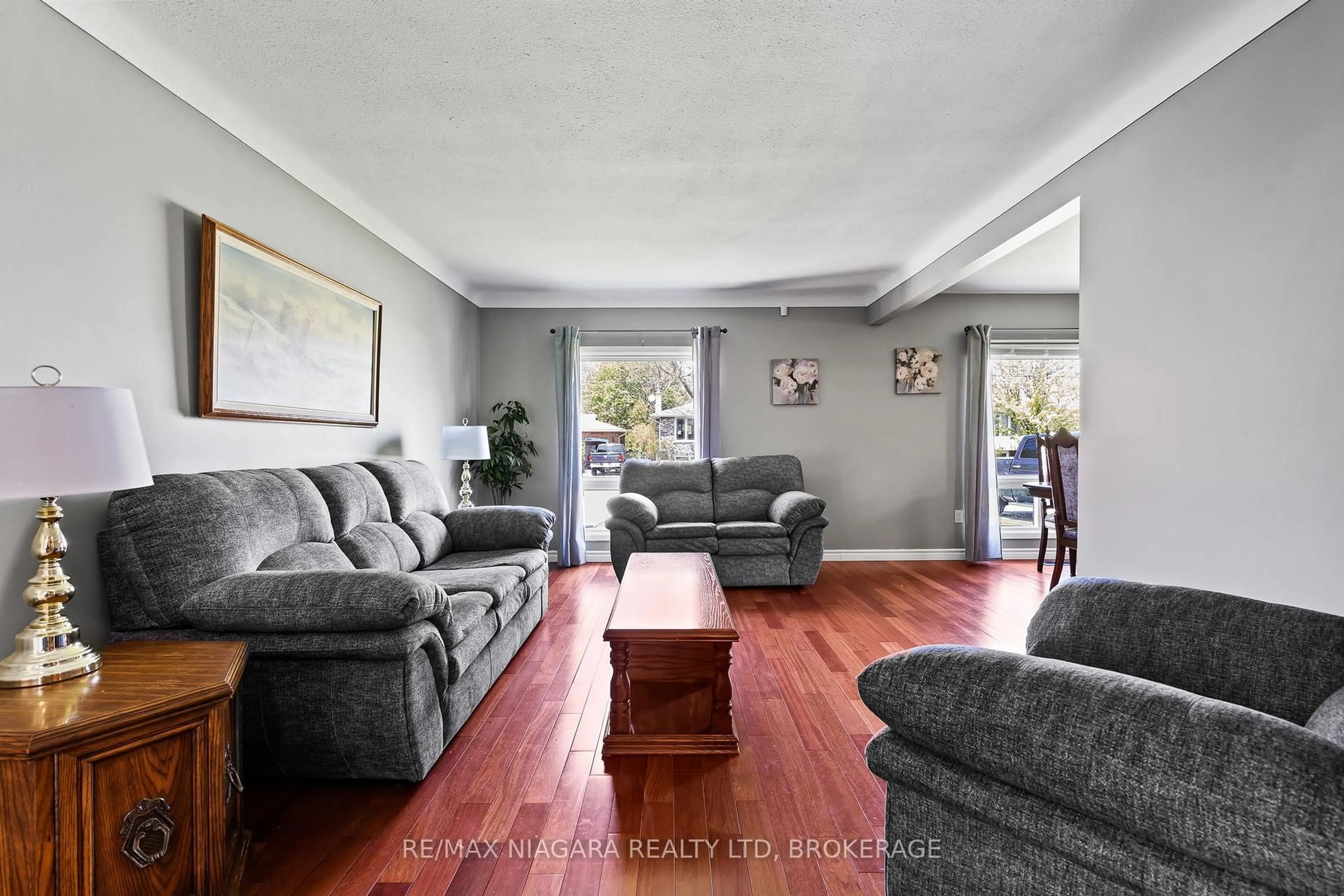 Living room with furniture, wood/laminate floor for 36 BENDINGROAD Cres, St. Catharines Ontario L2N 5R5
