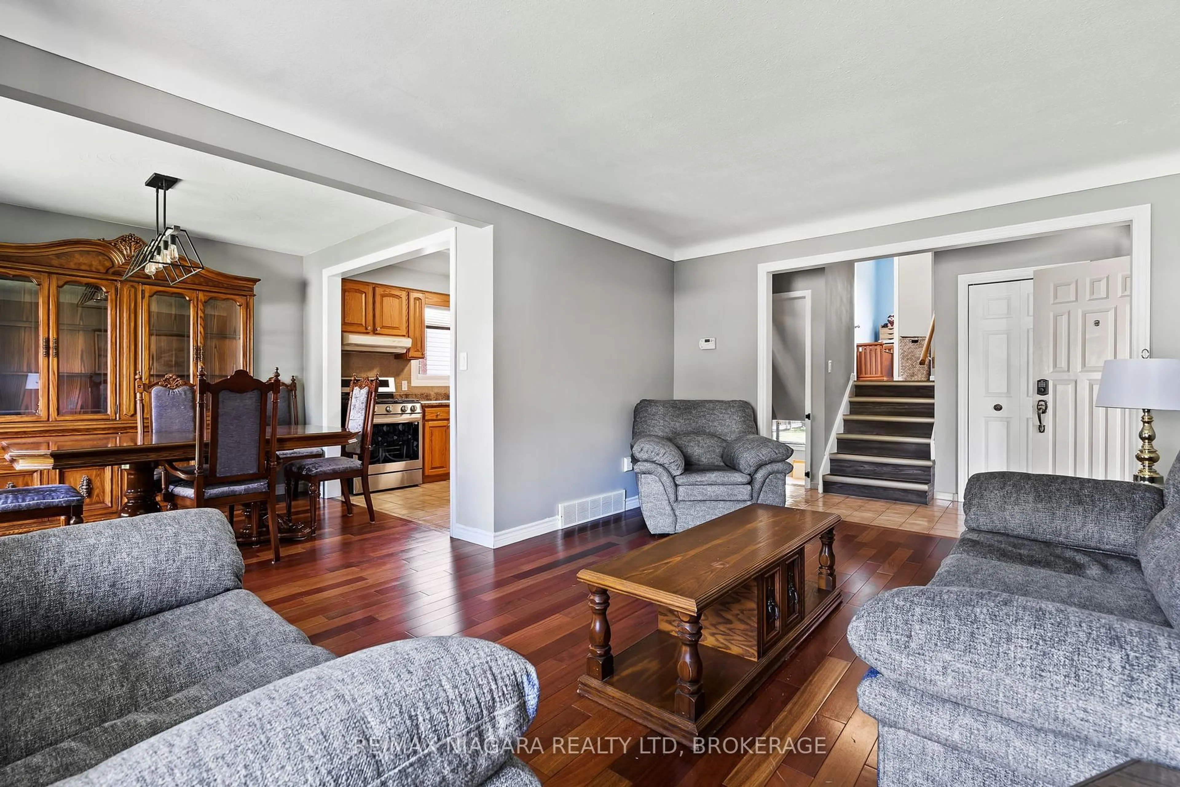 Living room with furniture, unknown for 36 BENDINGROAD Cres, St. Catharines Ontario L2N 5R5
