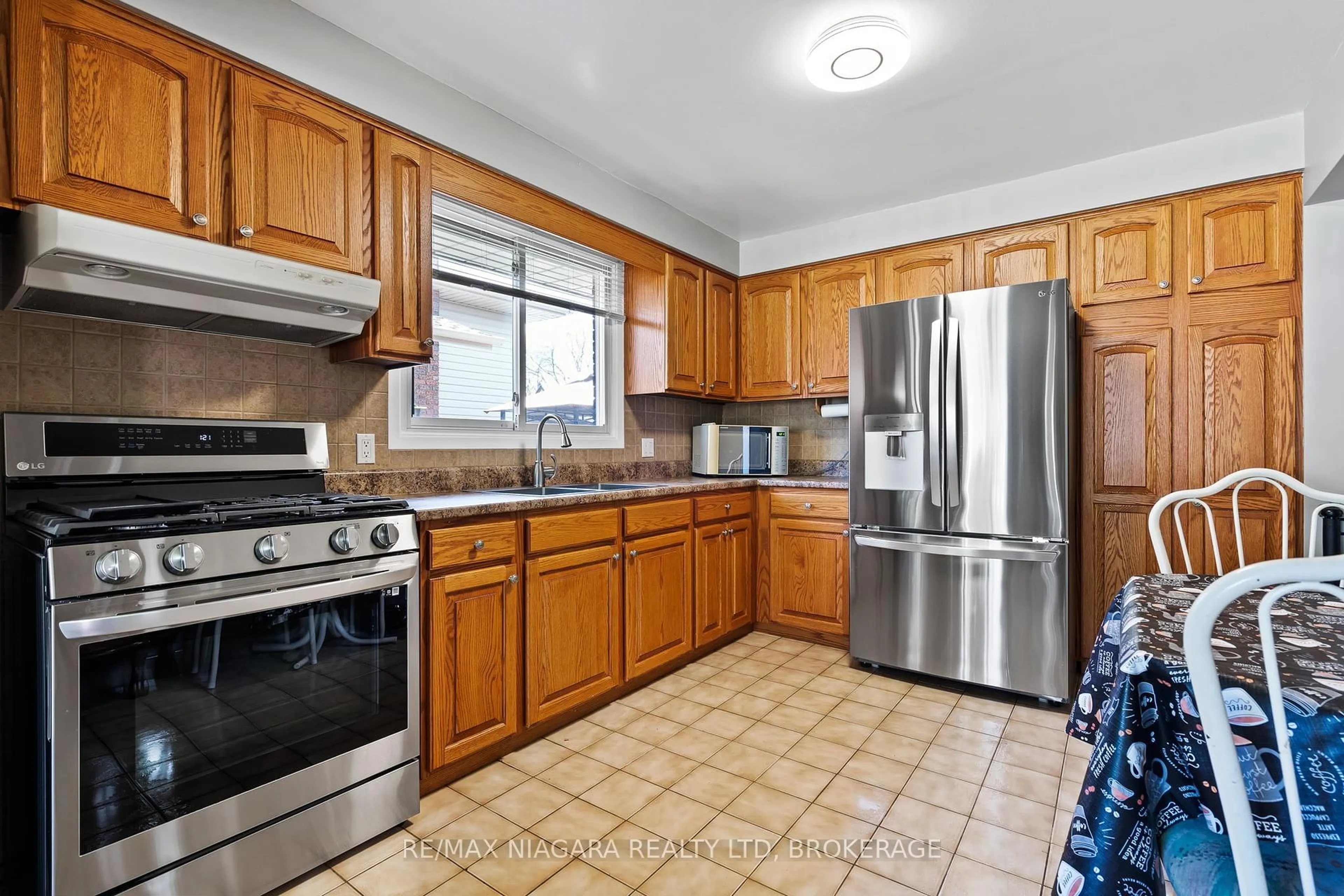 Standard kitchen, ceramic/tile floor for 36 BENDINGROAD Cres, St. Catharines Ontario L2N 5R5