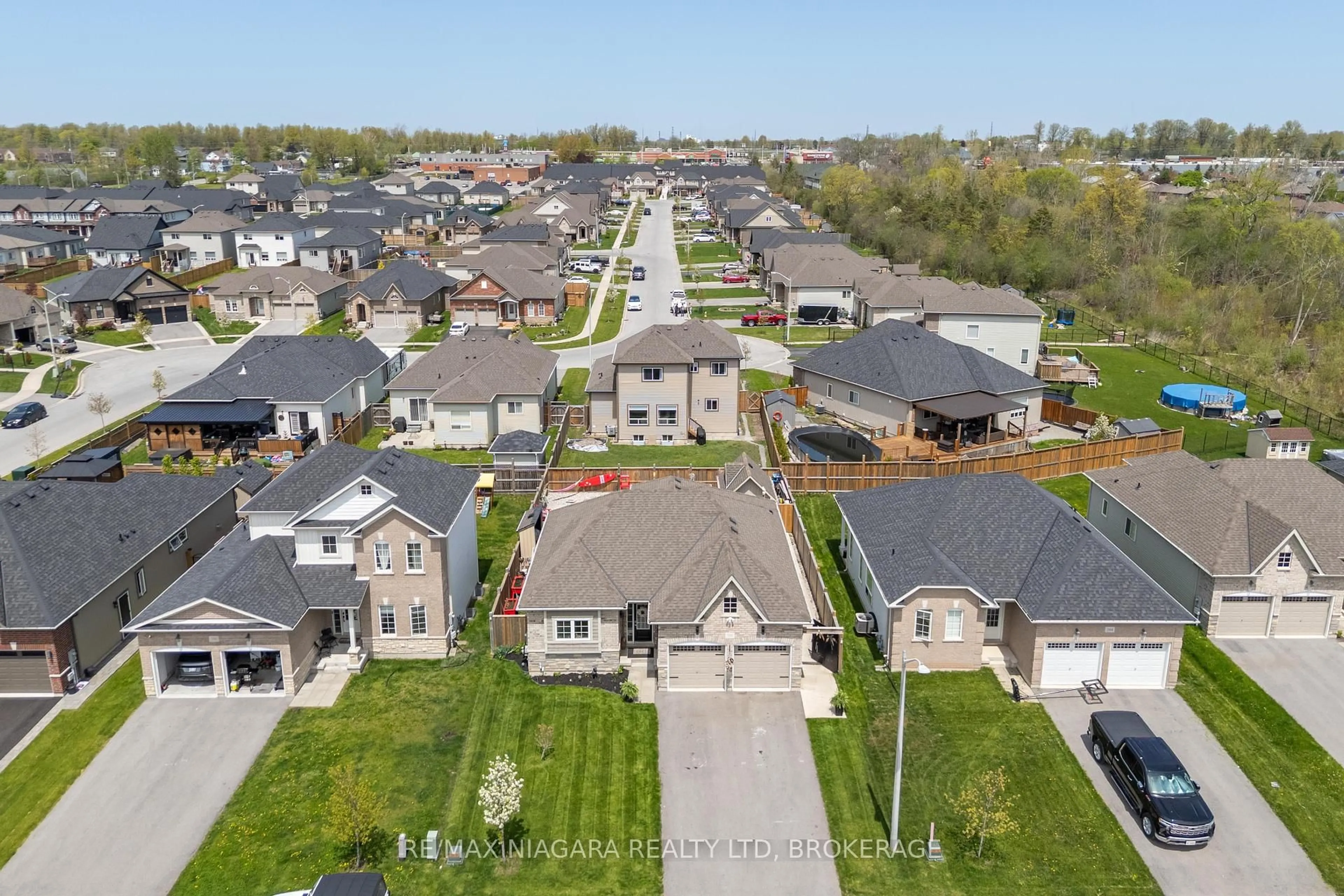 A pic from outside/outdoor area/front of a property/back of a property/a pic from drone, street for 396 Brady Crt, Fort Erie Ontario L2A 1N1