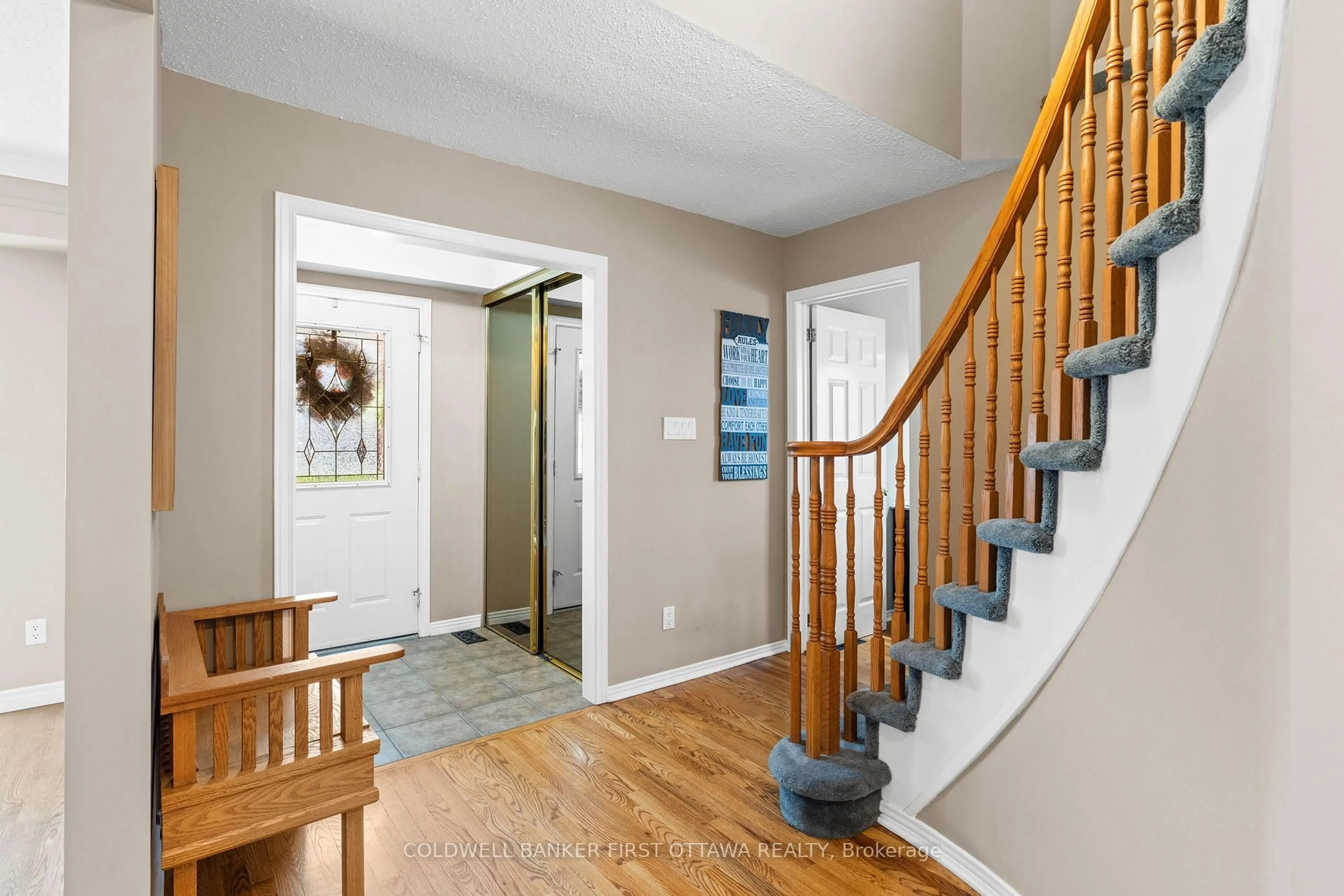 Indoor entryway for 64 Tartan Dr, Barrhaven Ontario K2J 2V6