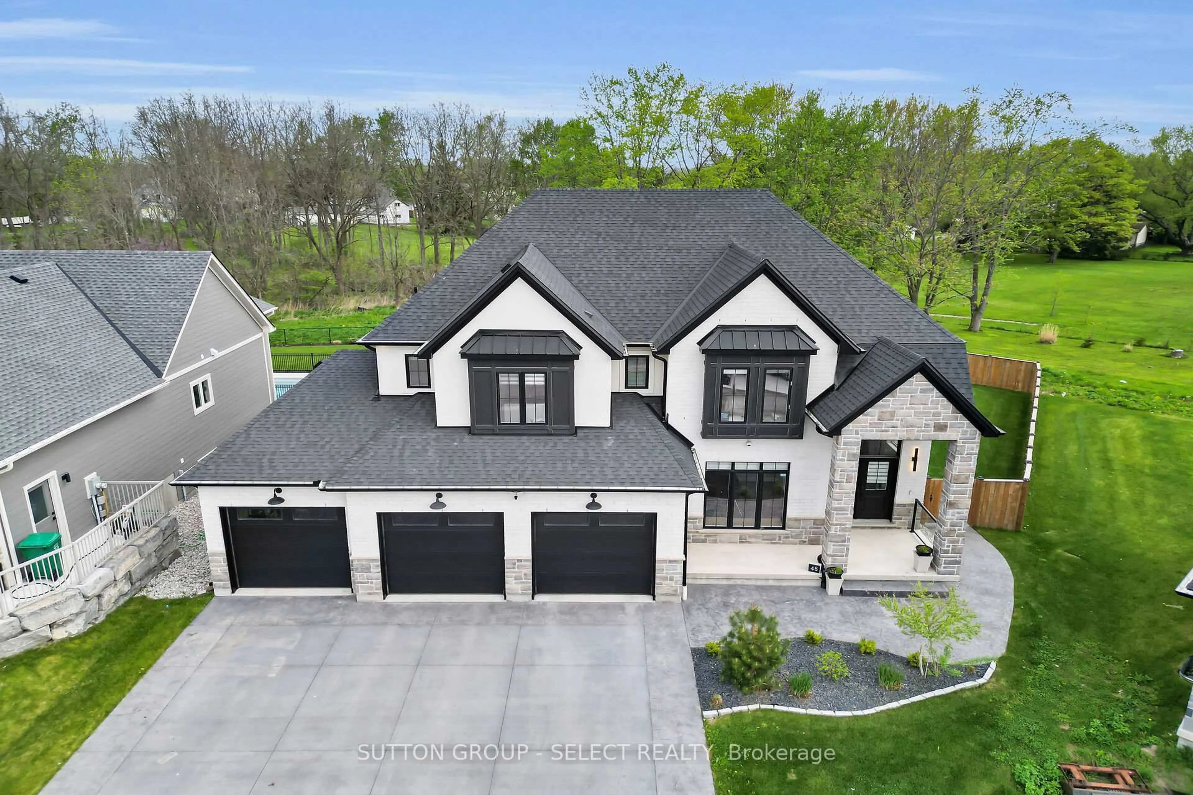 A pic from outside/outdoor area/front of a property/back of a property/a pic from drone, street for 48 ROYAL Cres, Southwold Ontario N5P 3T2