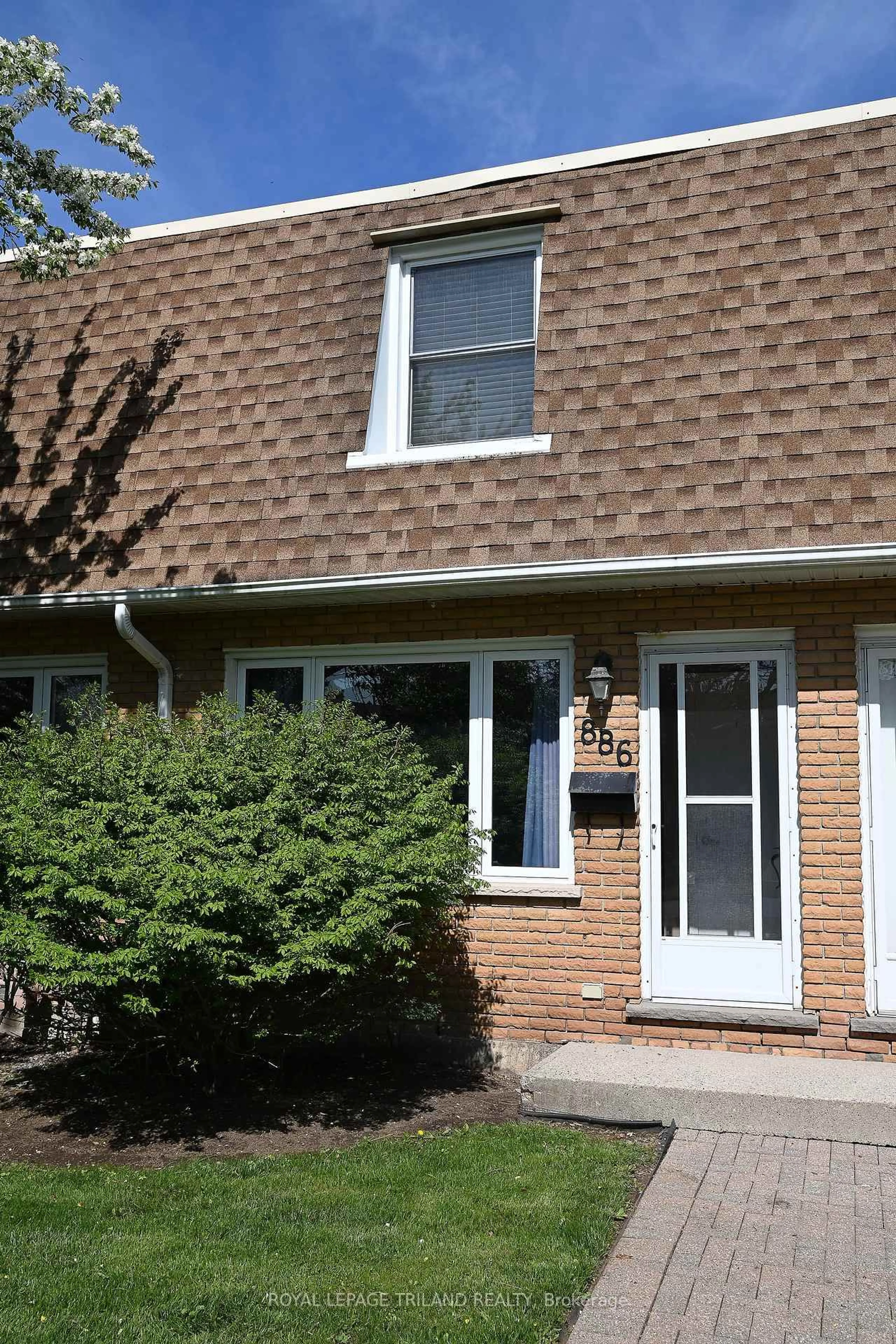 Home with vinyl exterior material, street for 886 Notre Dame Dr, London South Ontario N6J 3C4