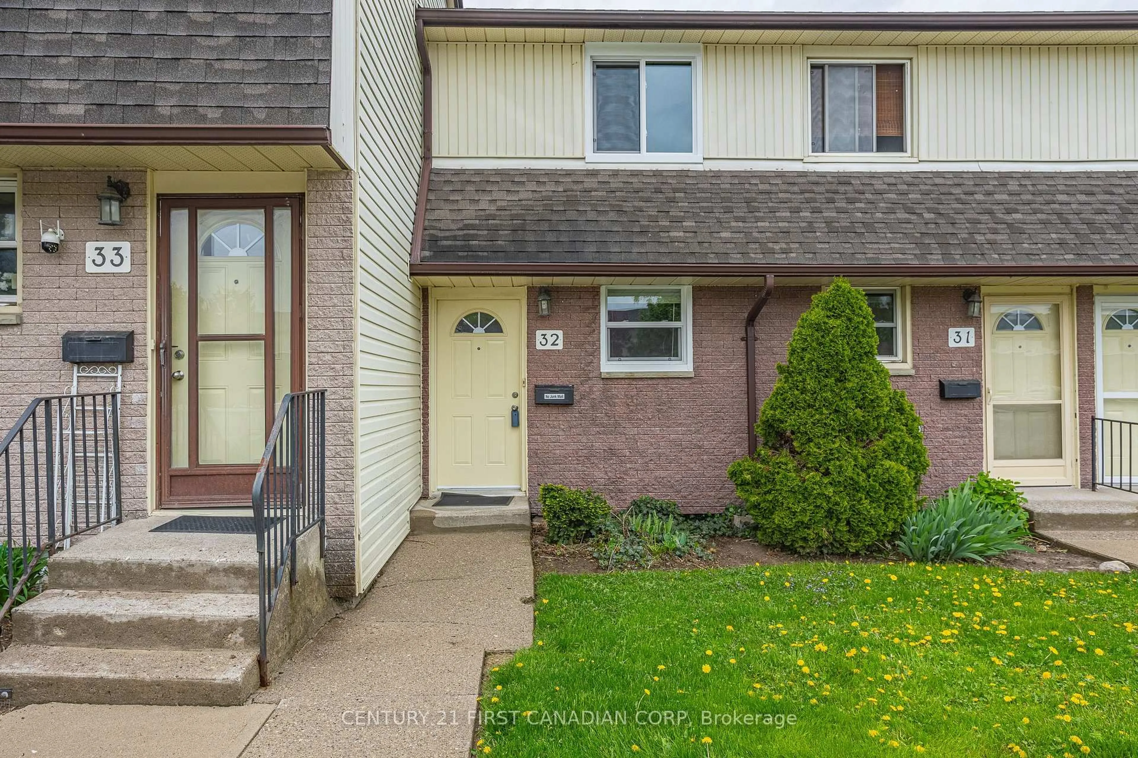 Home with vinyl exterior material, street for 1919 Trafalgar St #32, London East Ontario N5V 1A1