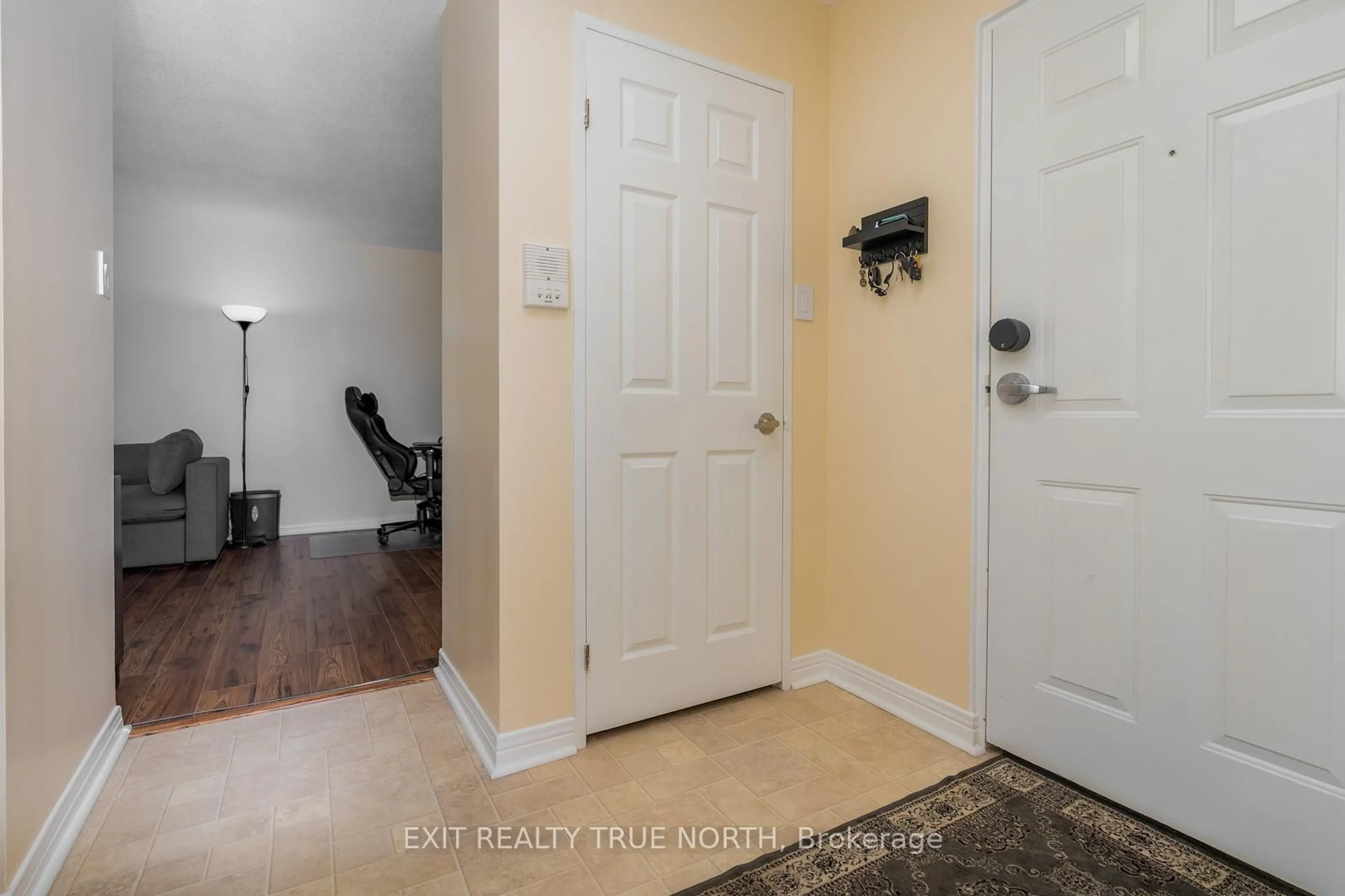 Indoor entryway for 850 6th St #204, Owen Sound Ontario N4K 6T7