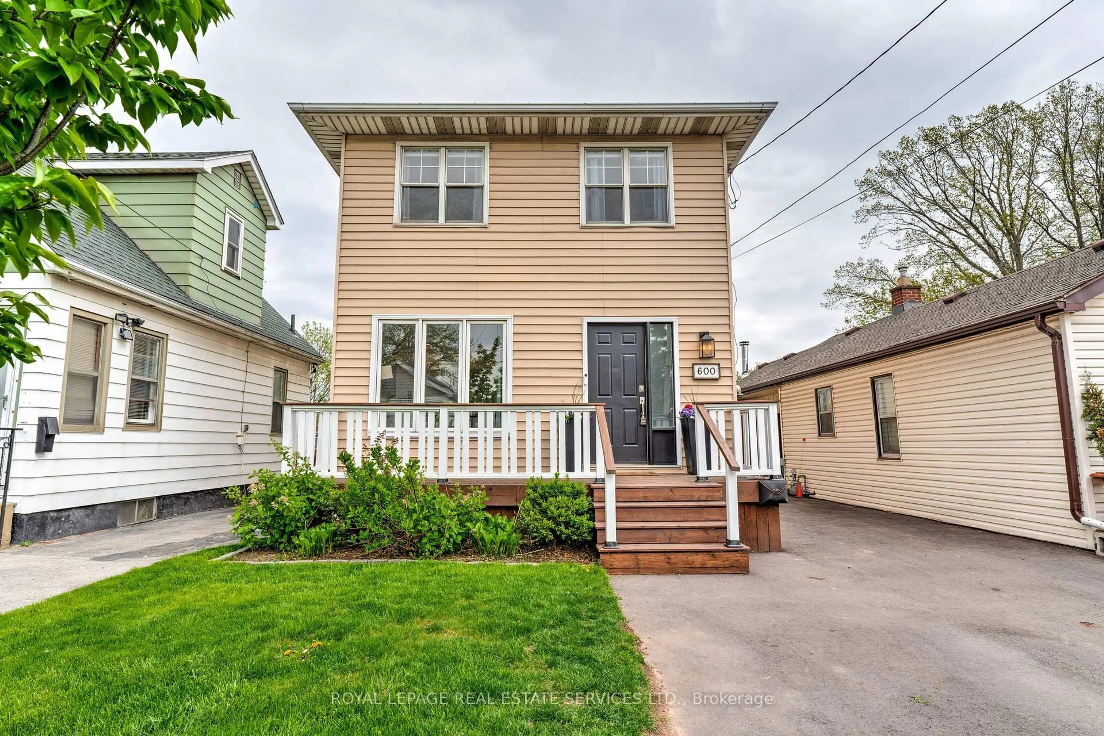 Home with vinyl exterior material, street for 600 Quebec St, Hamilton Ontario L8H 6V4