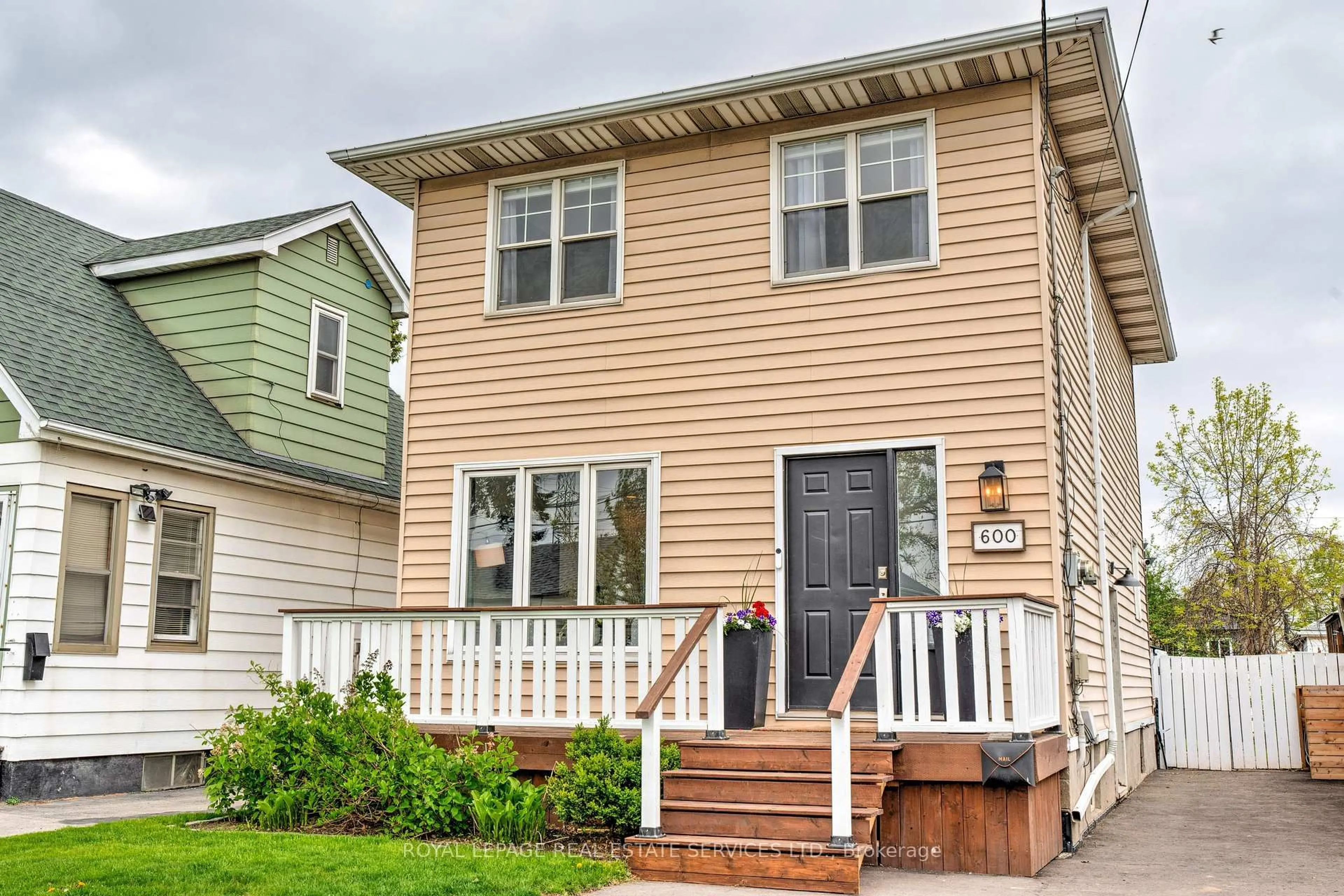Home with vinyl exterior material, street for 600 Quebec St, Hamilton Ontario L8H 6V4