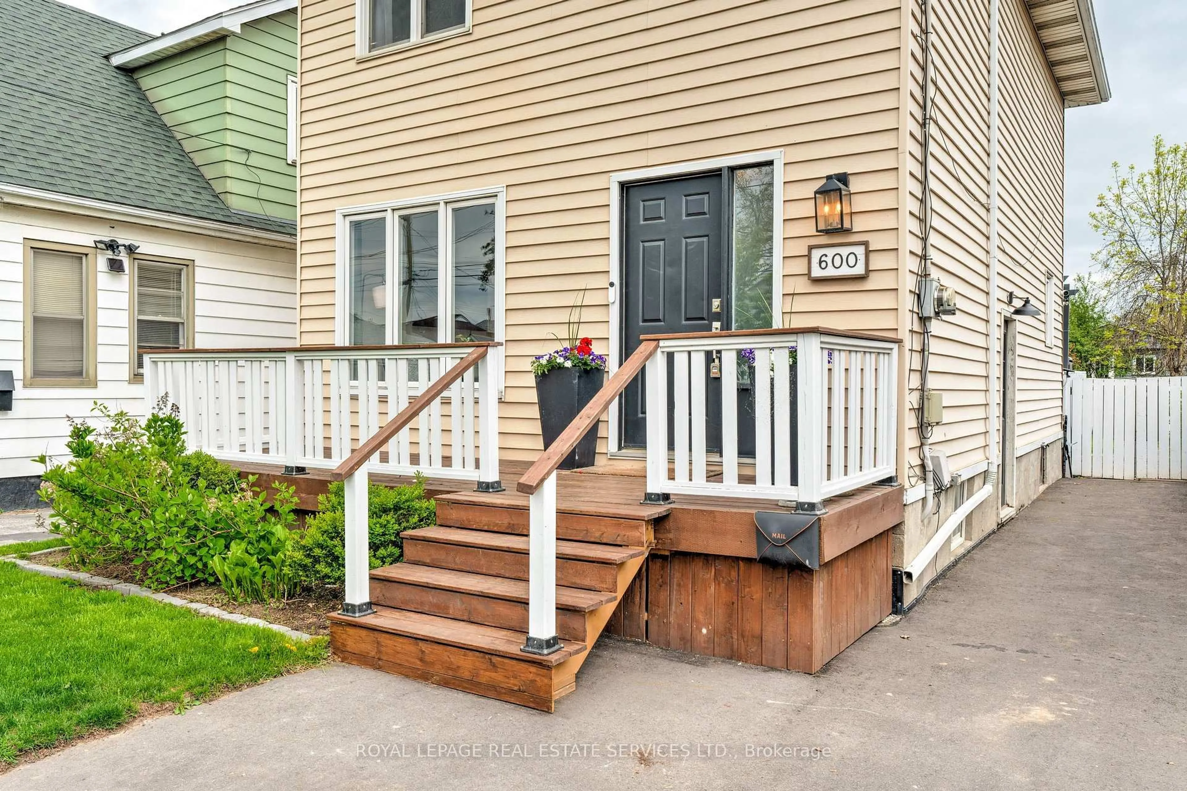 Patio, street for 600 Quebec St, Hamilton Ontario L8H 6V4