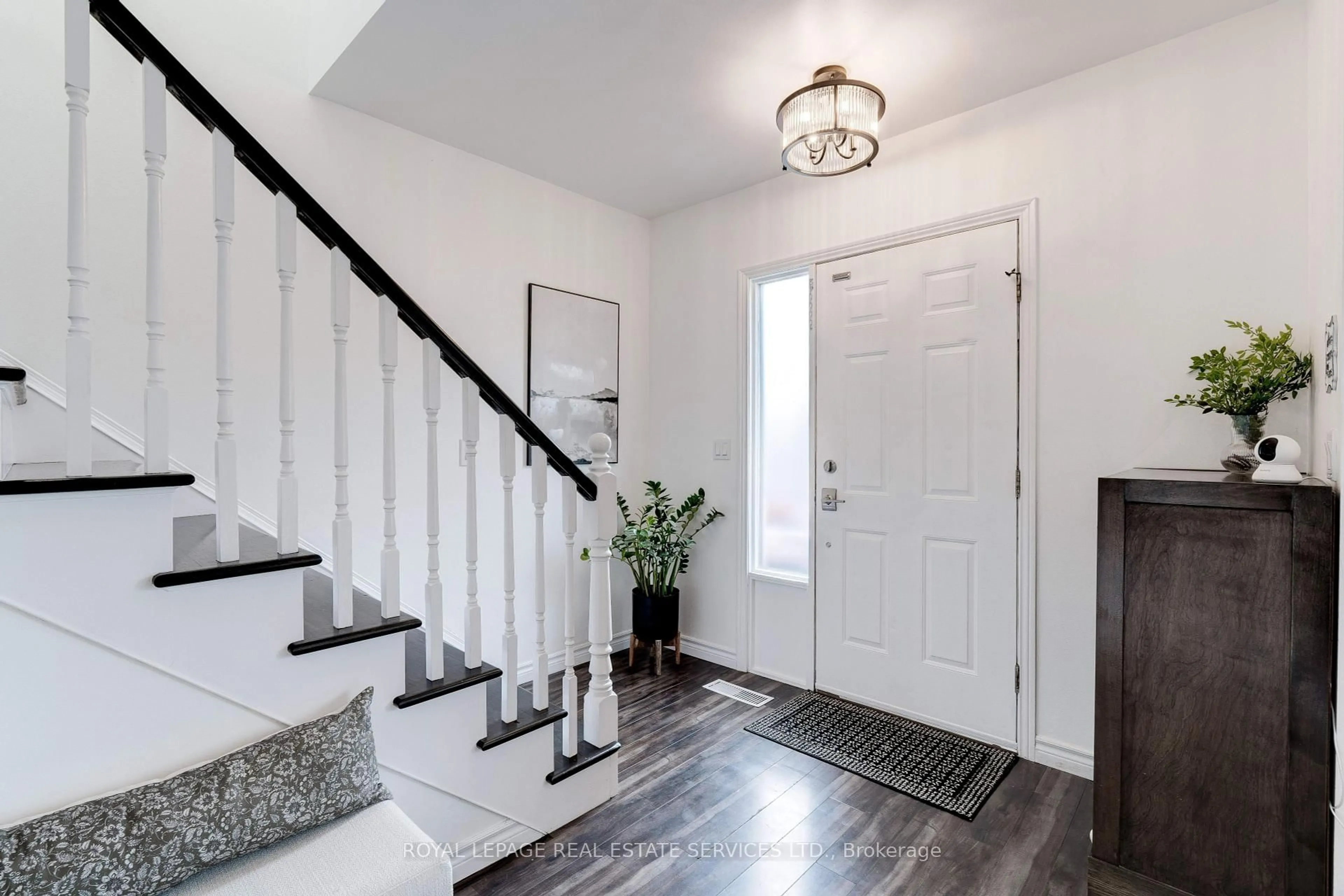 Indoor entryway for 600 Quebec St, Hamilton Ontario L8H 6V4