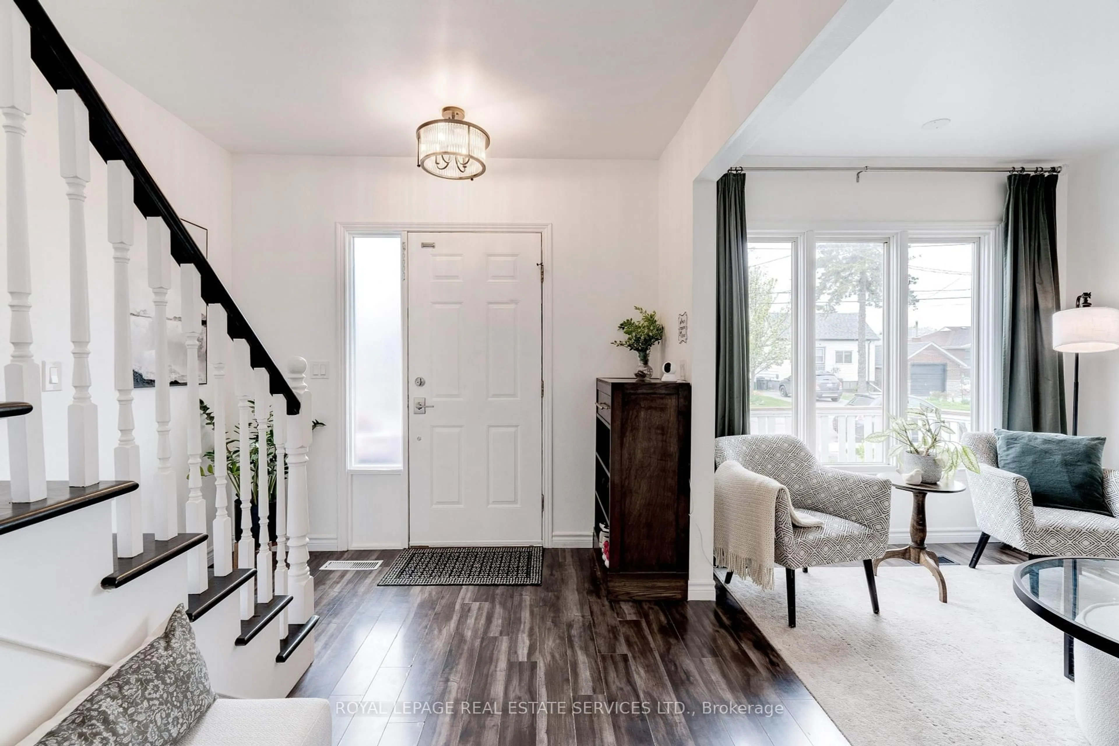 Indoor entryway for 600 Quebec St, Hamilton Ontario L8H 6V4