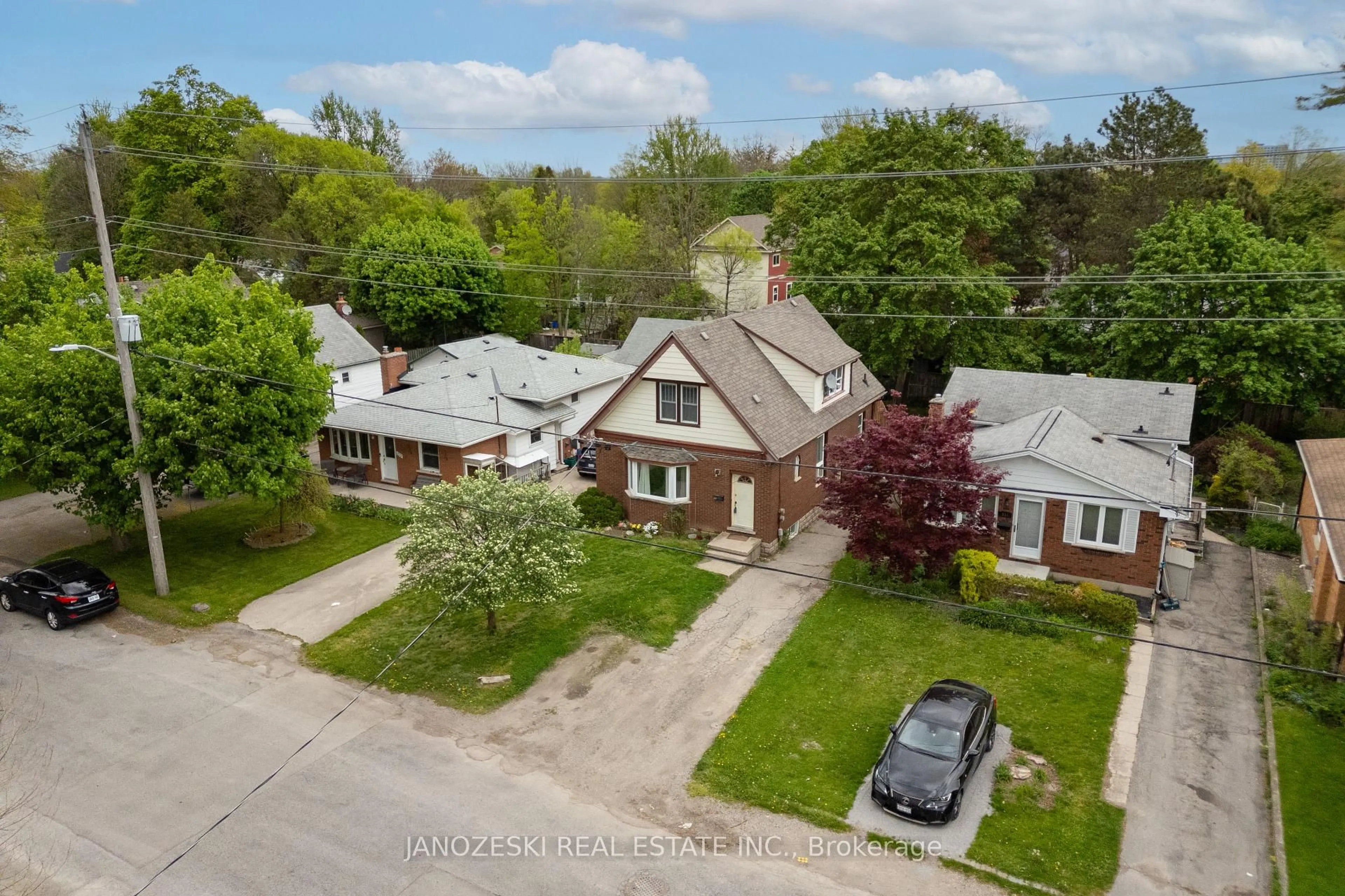 A pic from outside/outdoor area/front of a property/back of a property/a pic from drone, street for 121 Britannia Ave, London North Ontario N6H 2J4