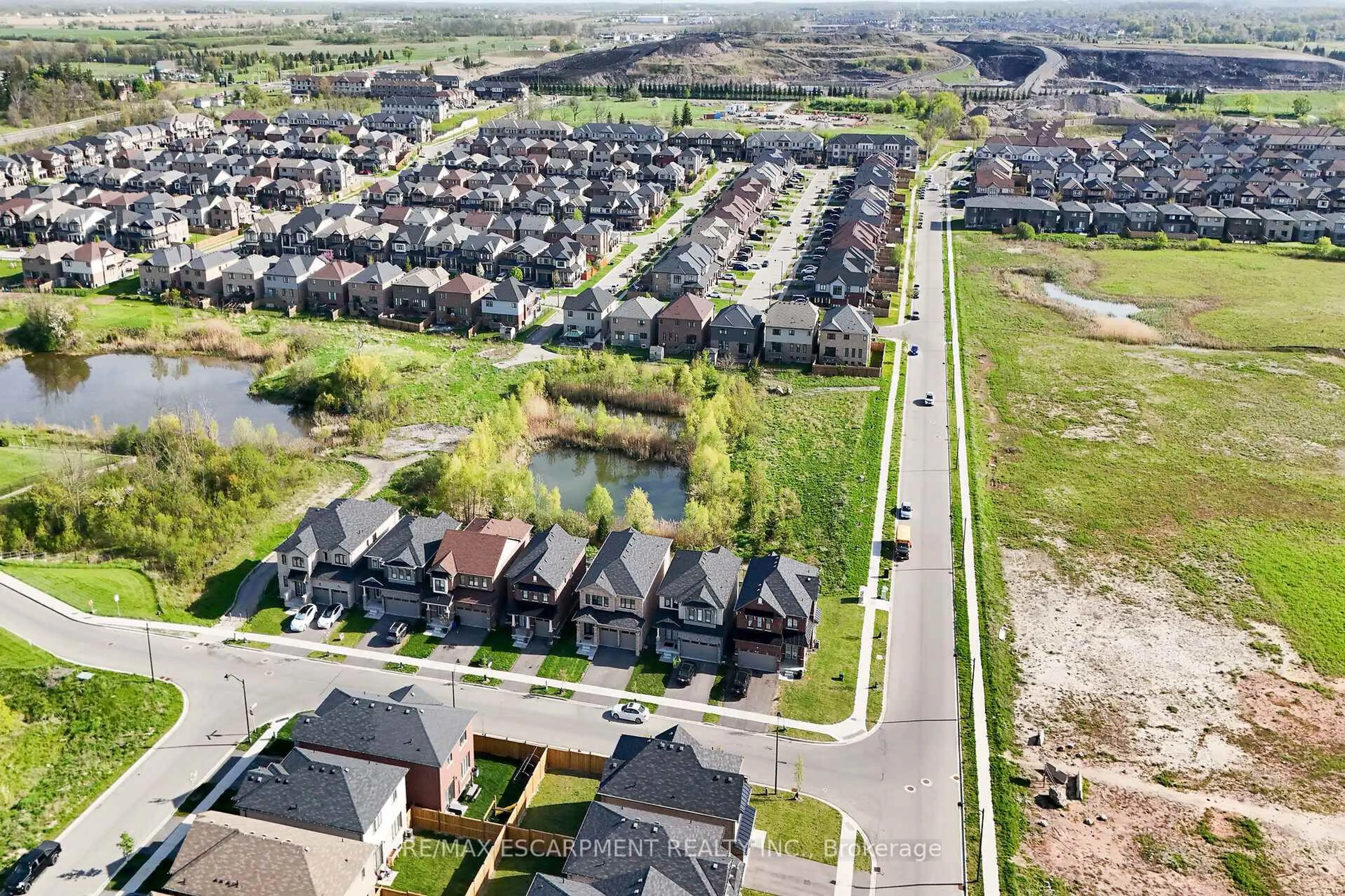 A pic from outside/outdoor area/front of a property/back of a property/a pic from drone, street for 12 Midhurst Hts, Hamilton Ontario L8J 0K9