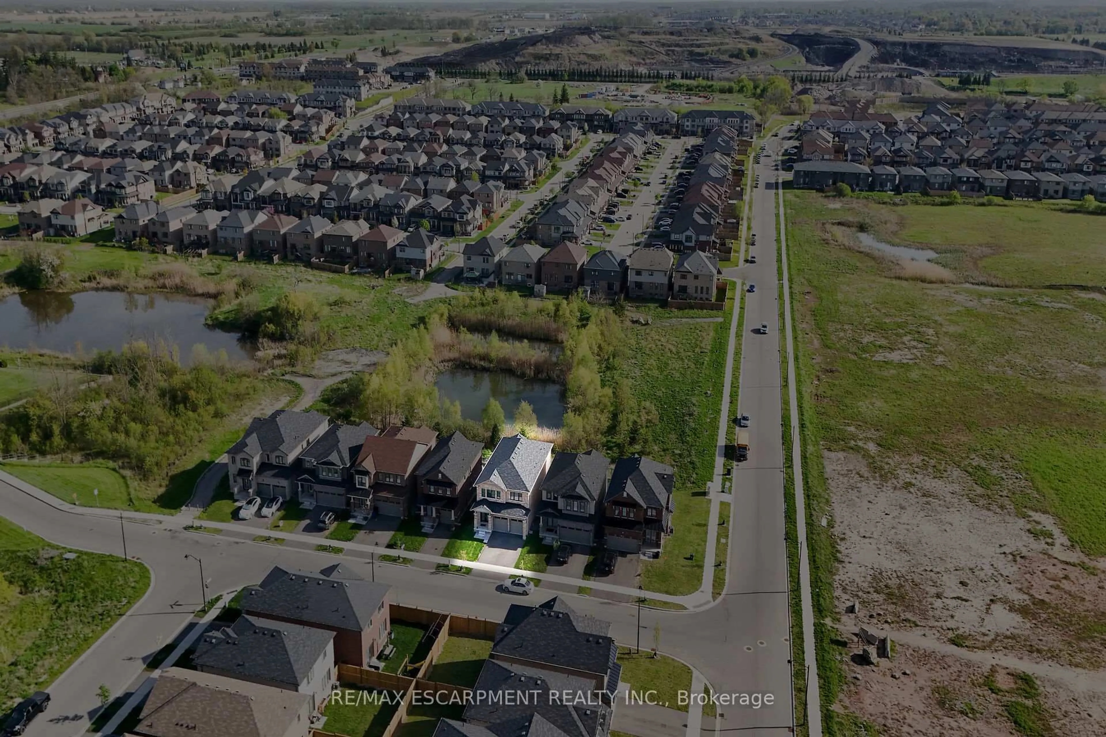 A pic from outside/outdoor area/front of a property/back of a property/a pic from drone, street for 12 Midhurst Hts, Hamilton Ontario L8J 0K9