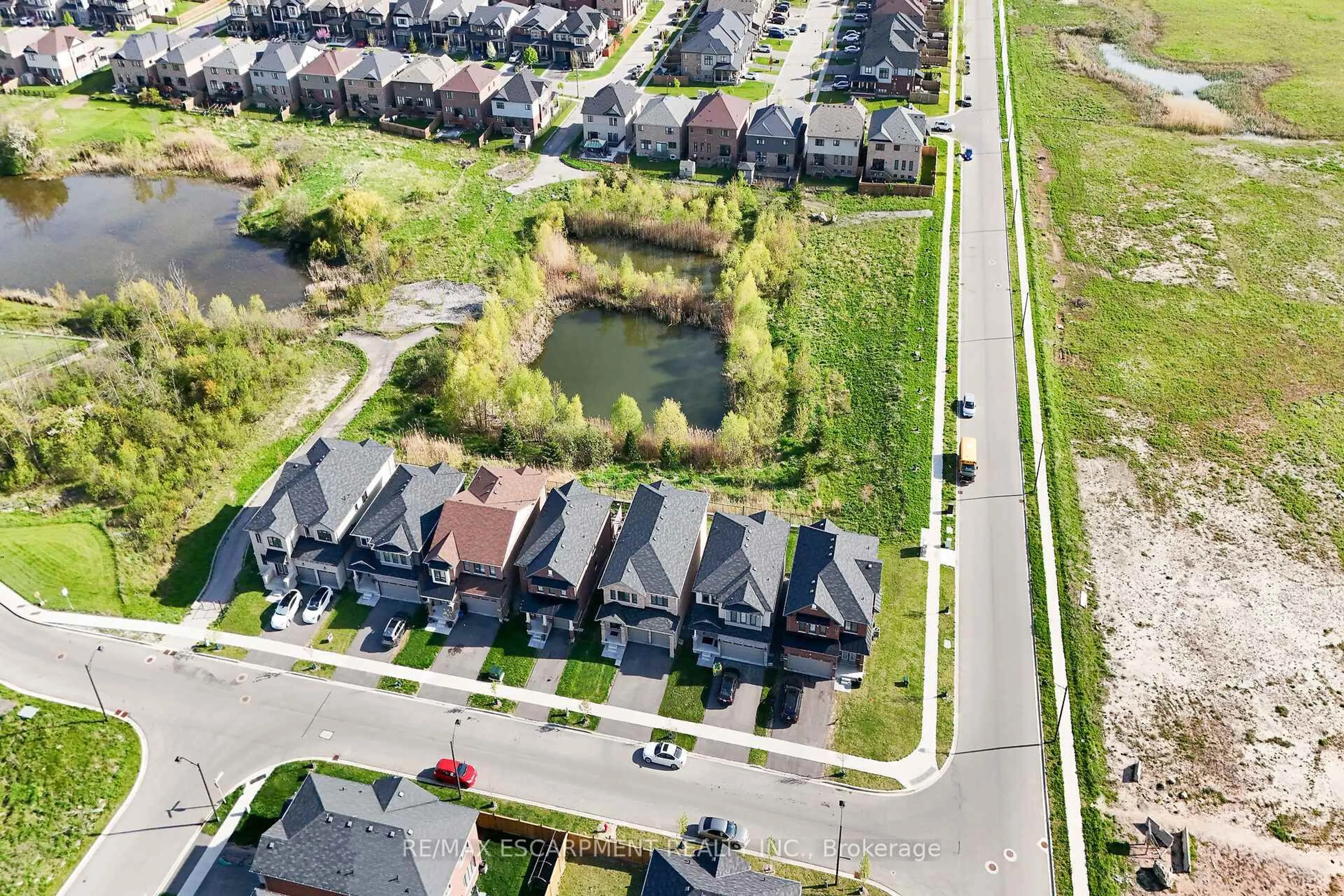 A pic from outside/outdoor area/front of a property/back of a property/a pic from drone, street for 12 Midhurst Hts, Hamilton Ontario L8J 0K9