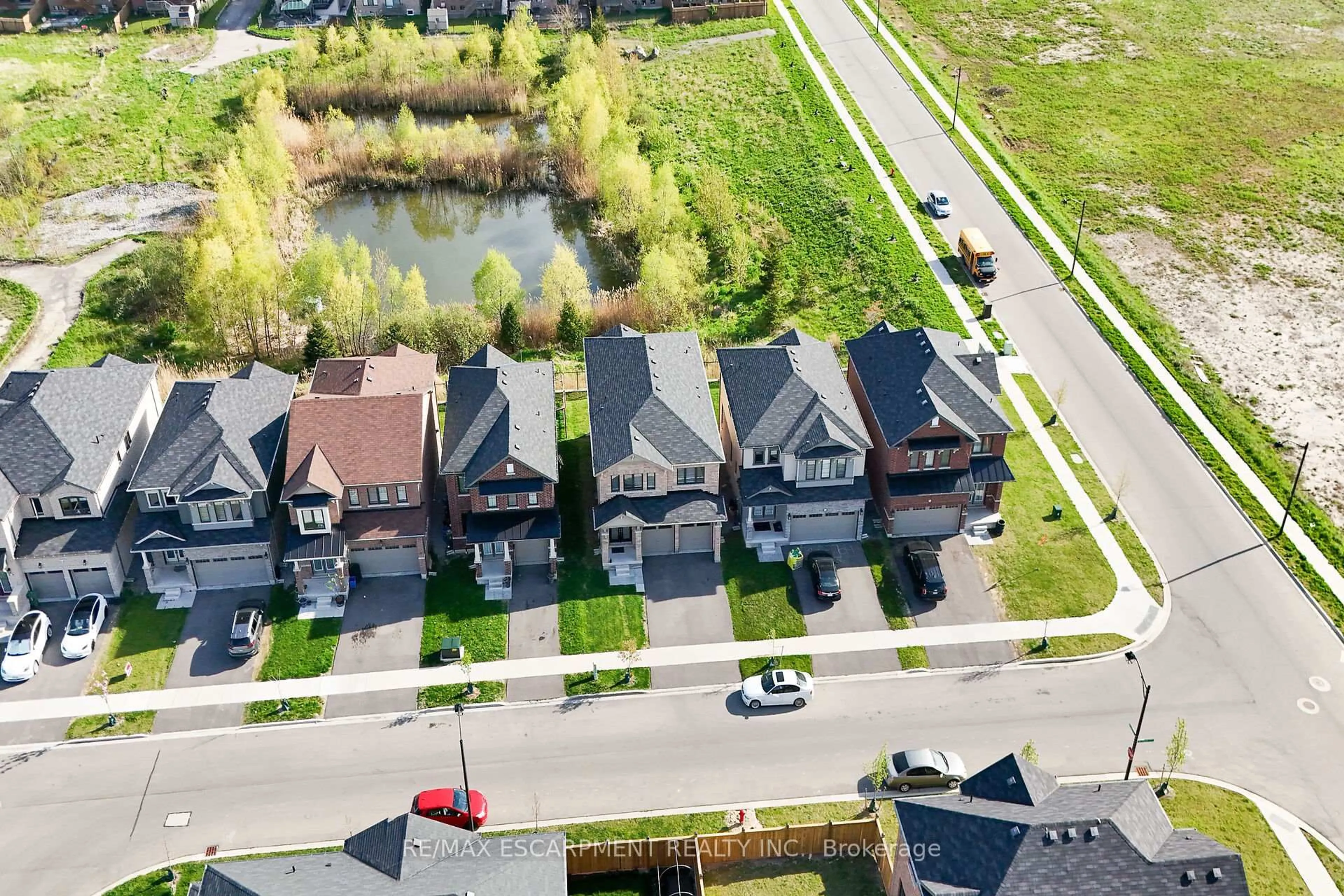 A pic from outside/outdoor area/front of a property/back of a property/a pic from drone, street for 12 Midhurst Hts, Hamilton Ontario L8J 0K9