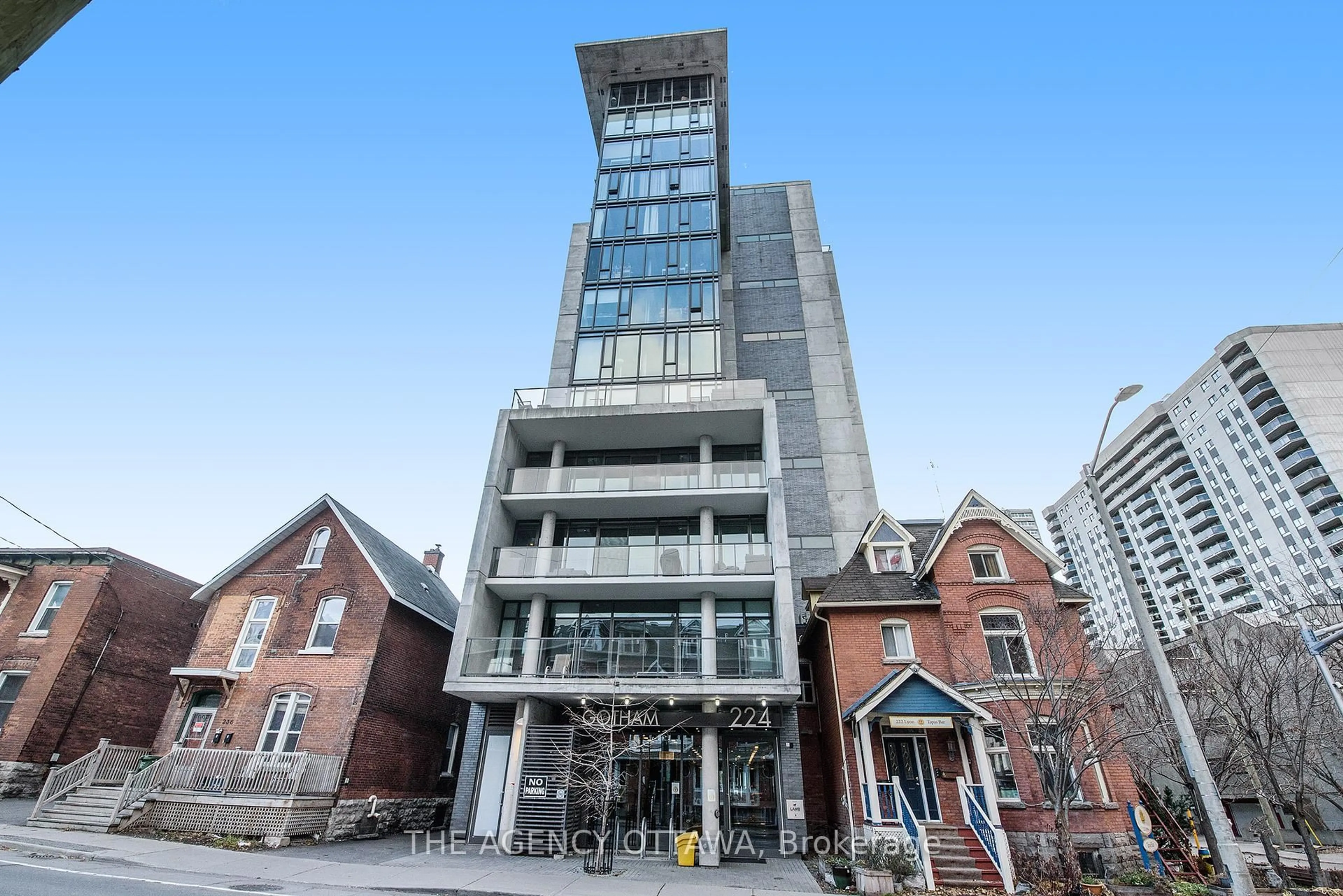 Indoor foyer for 224 Lyon St #907, Ottawa Ontario K1R 0C1