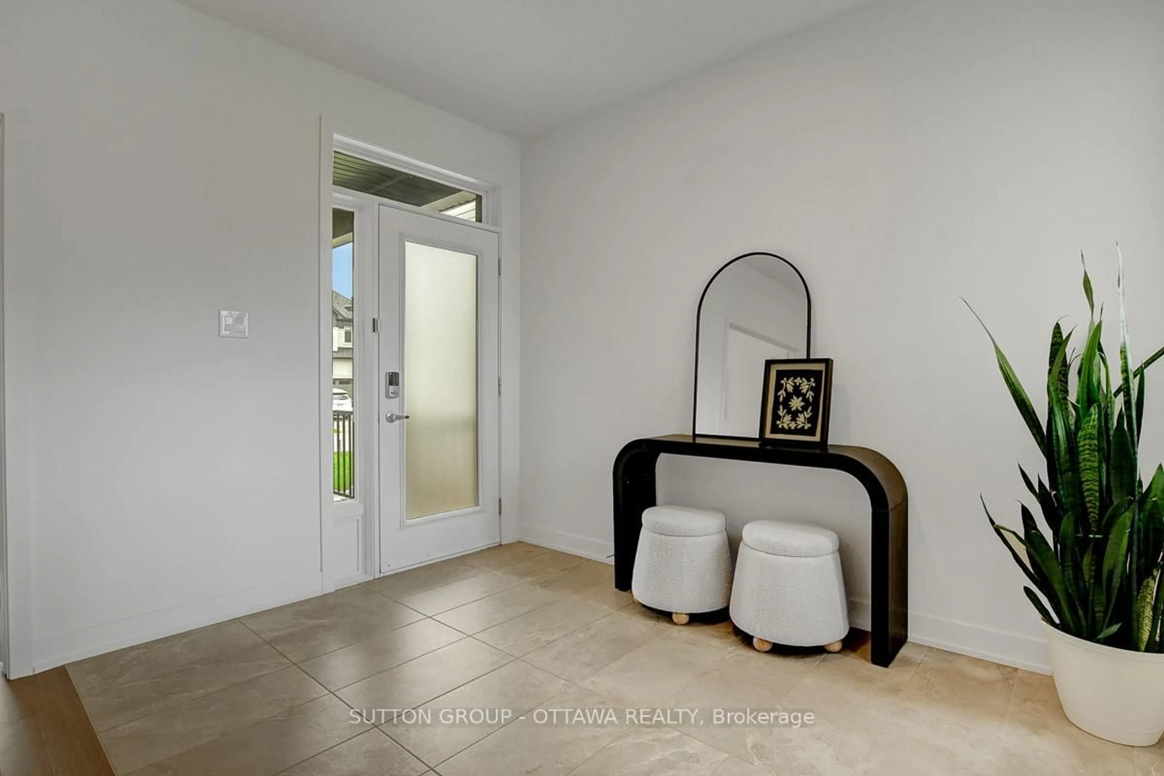 Indoor entryway for 908 Duxbury Lane, Manotick Ontario K4M 0M3