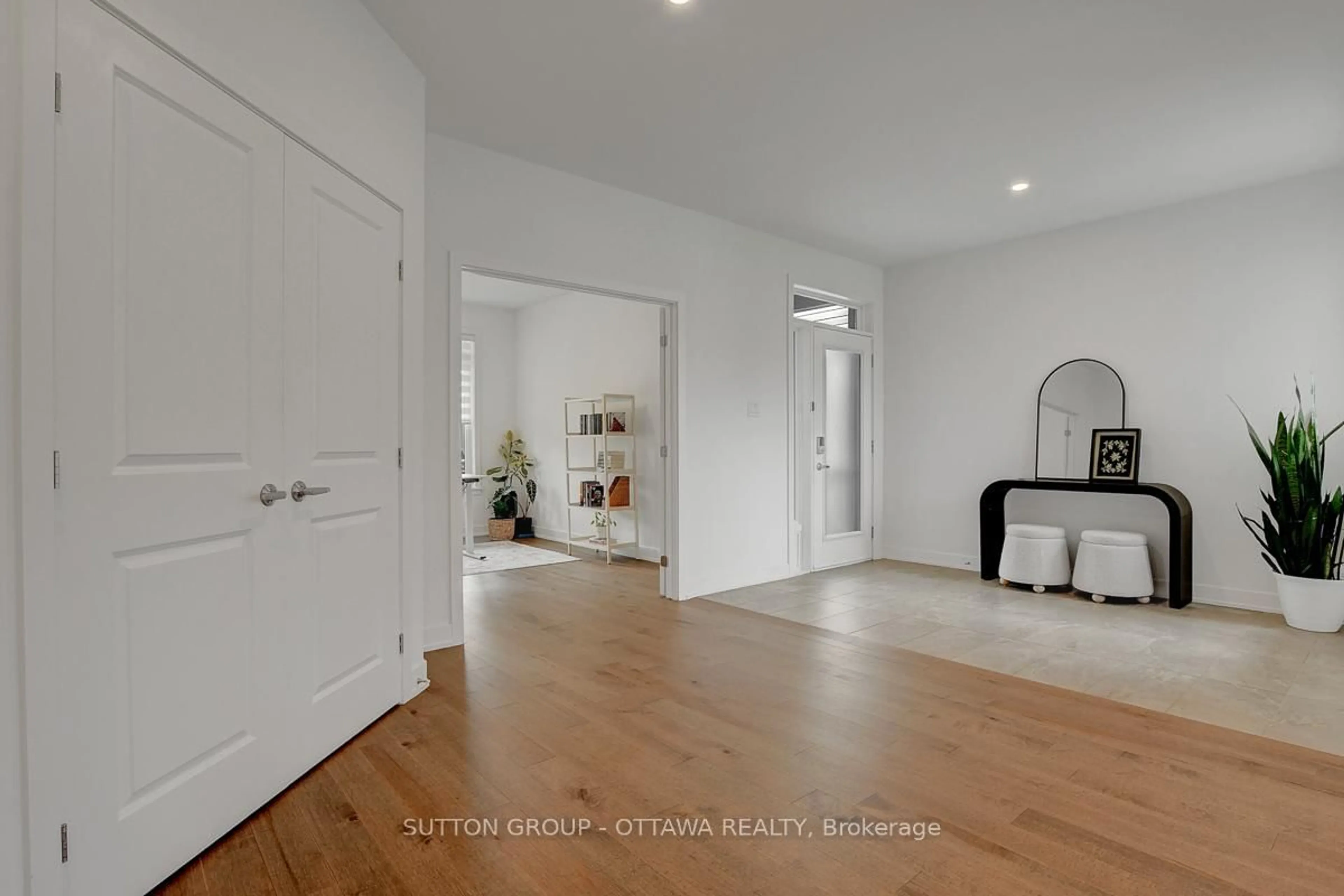 Indoor entryway for 908 Duxbury Lane, Manotick Ontario K4M 0M3