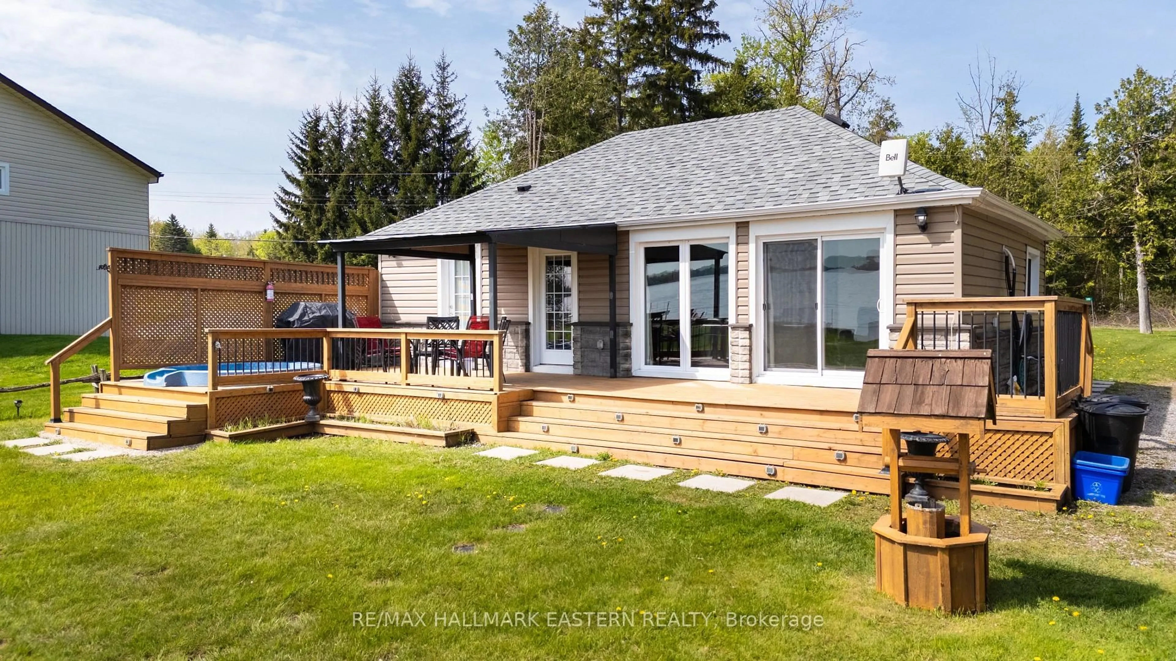 Home with vinyl exterior material, unknown for 1481 Shannon Dr, Selwyn Ontario K0L 1T0