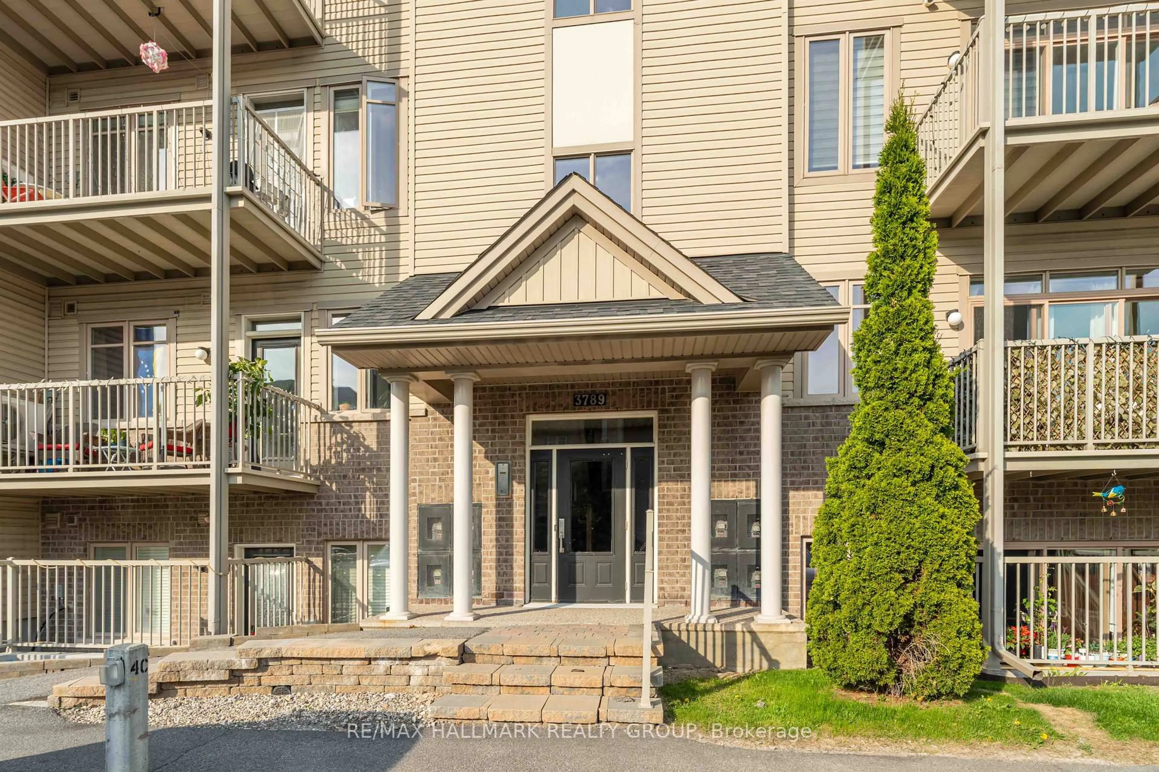 Indoor foyer for 3789 Canyon Walk Dr #F, Ottawa Ontario K1V 2M4