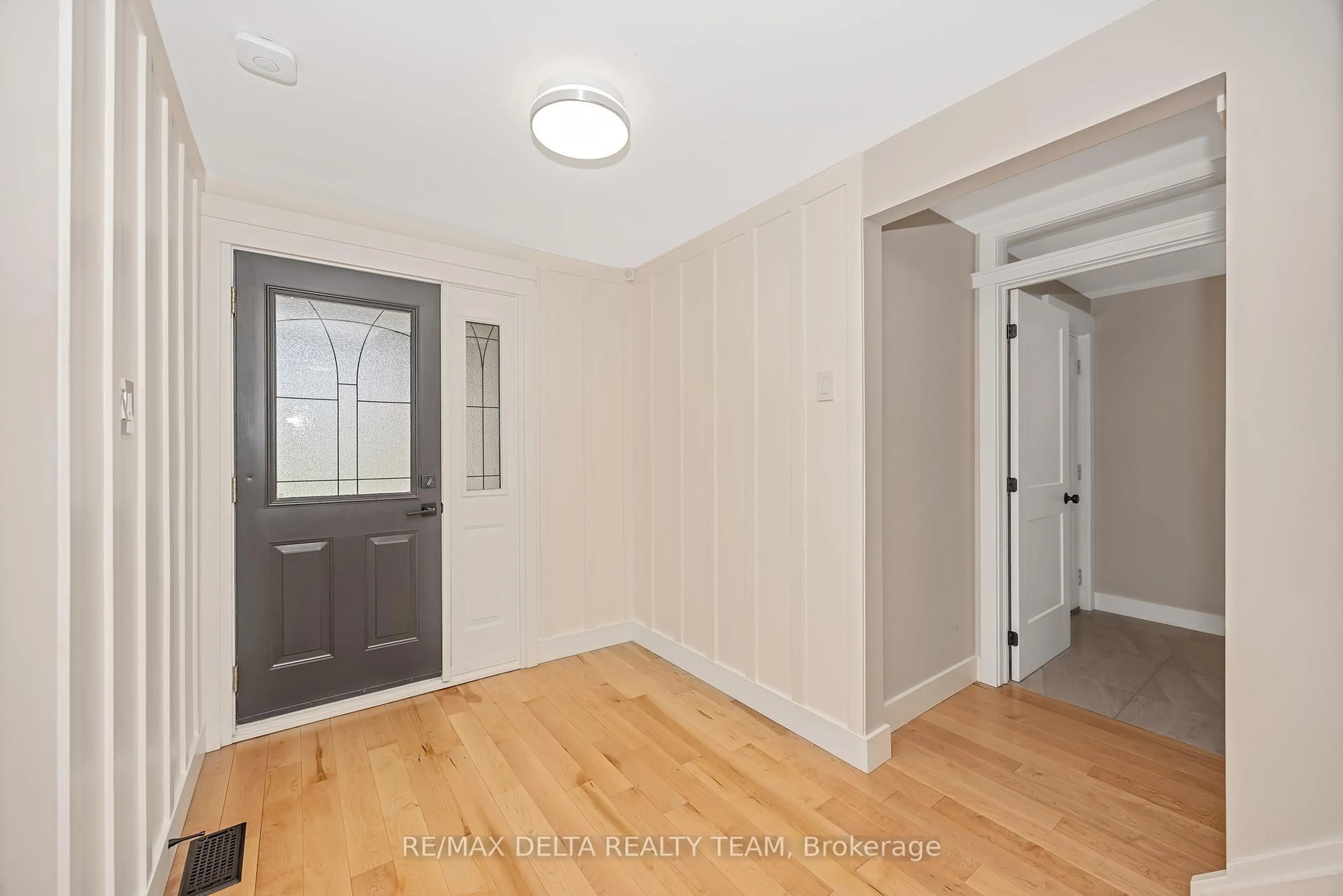 Indoor entryway for 377 Duvernay Dr, Ottawa Ontario K1E 2N7