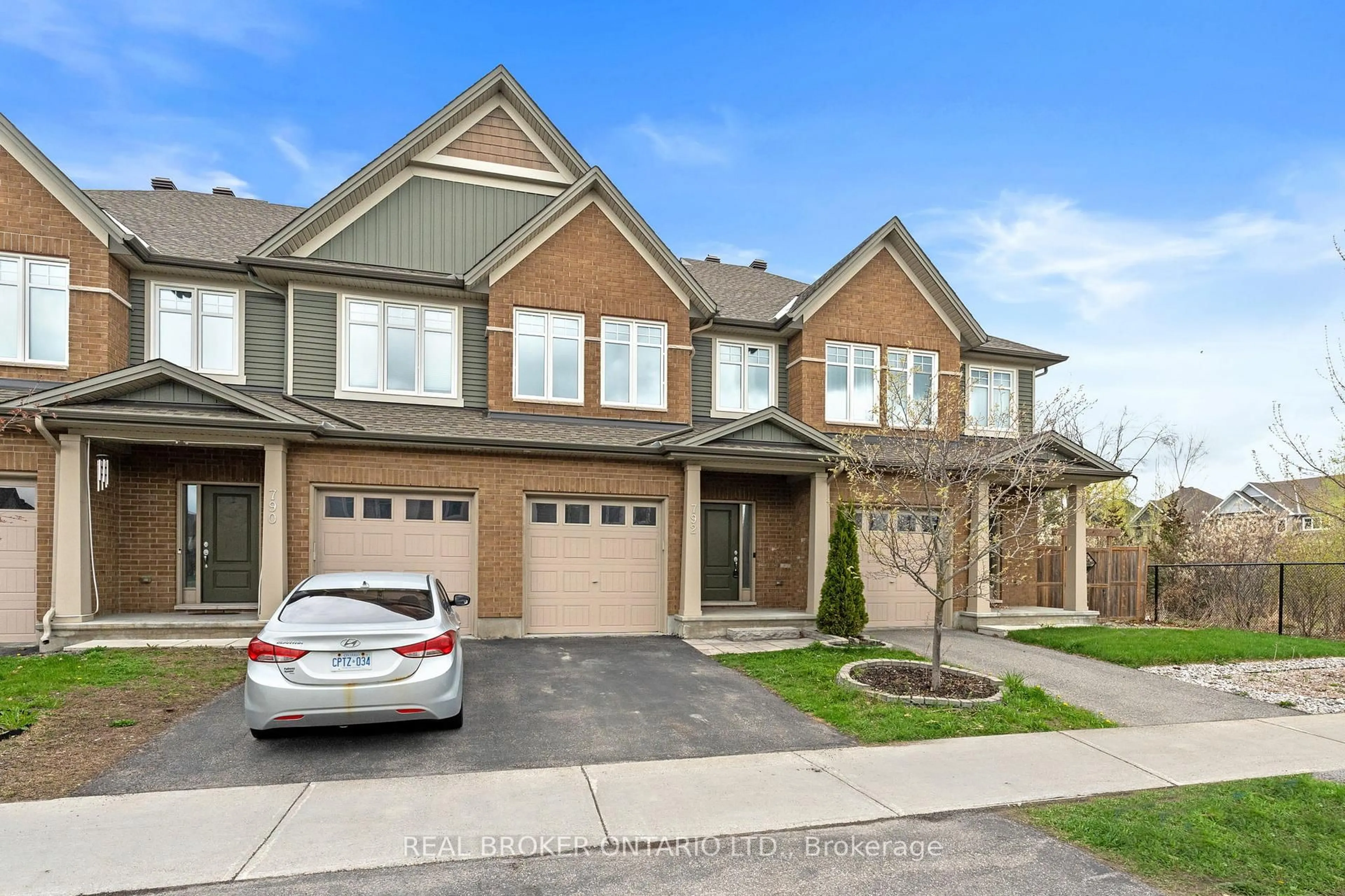 Home with brick exterior material, street for 792 Cedar Creek Dr, Ottawa Ontario K1T 0M6