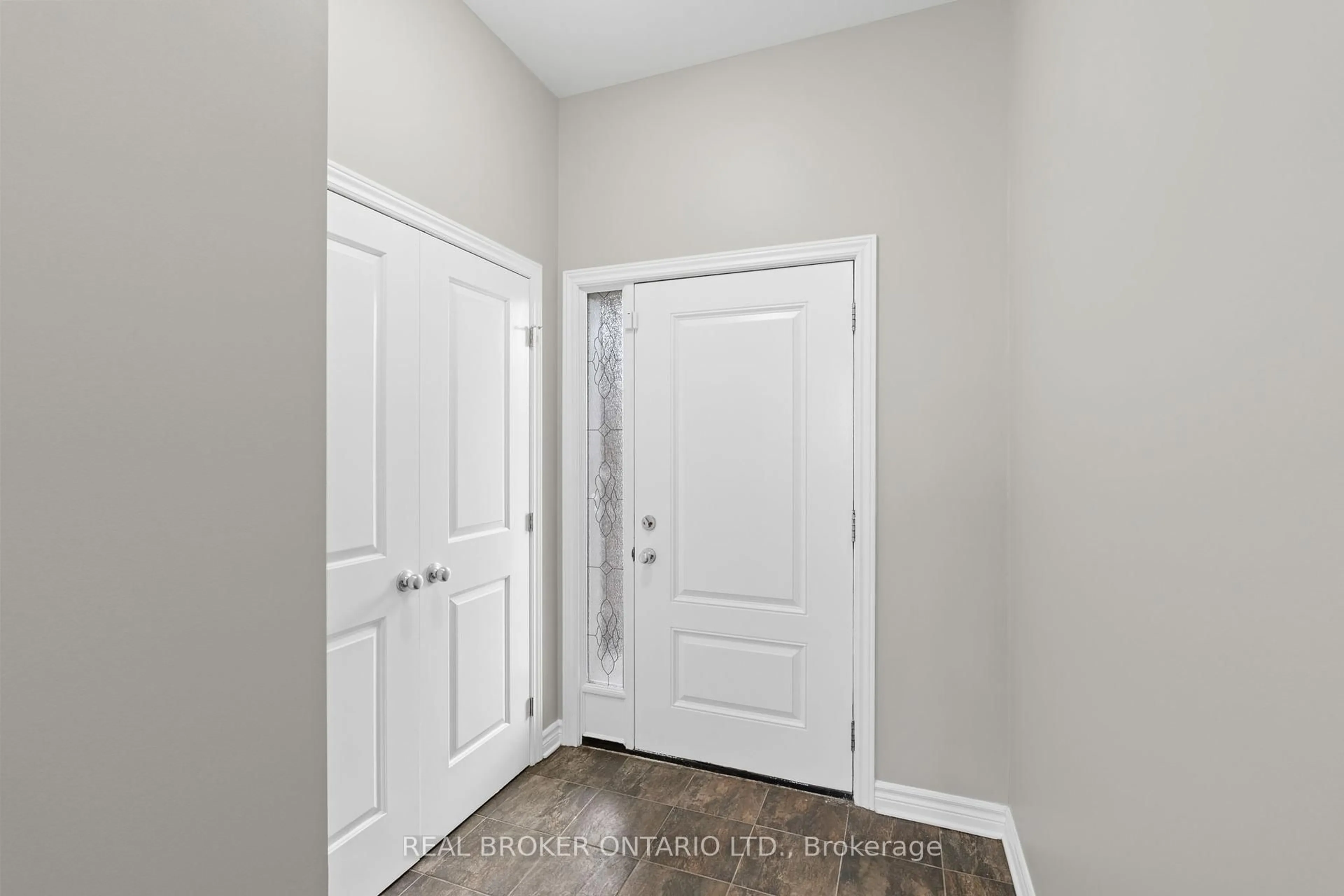 Indoor entryway for 792 Cedar Creek Dr, Ottawa Ontario K1T 0M6